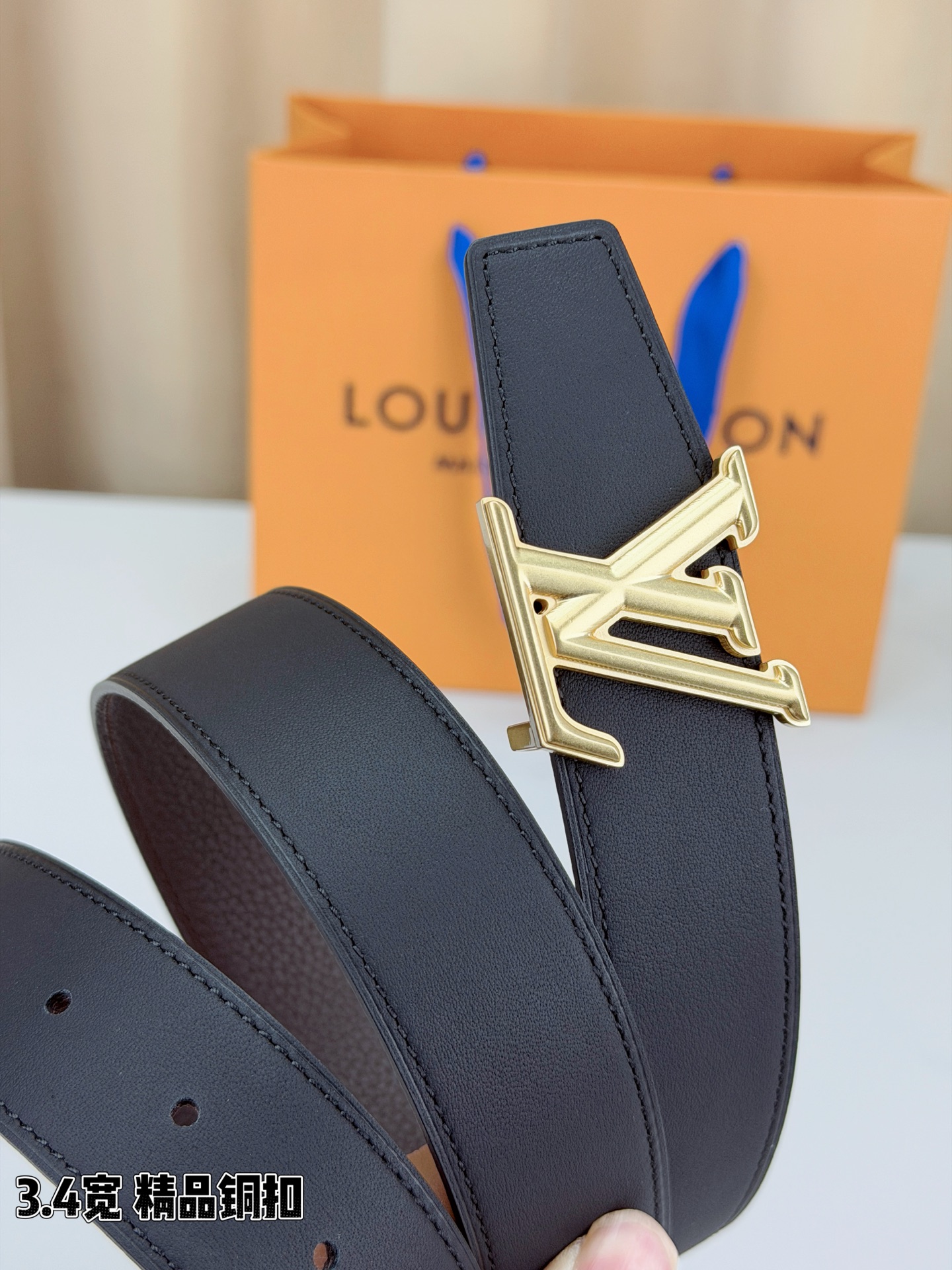 LV荔枝纹铜扣 3.4宽 承匠心。精铜历经锤炼，方显沉稳光泽；压纹镌刻时光，见证经典永恒。系于腰间，不仅