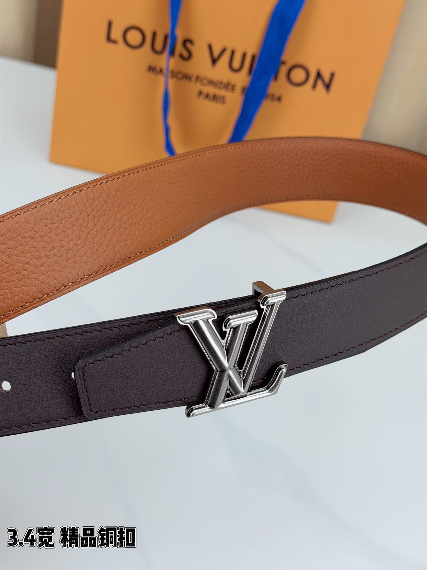 LV荔枝纹铜扣 3.4宽 承匠心。精铜历经锤炼，方显沉稳光泽；压纹镌刻时光，见证经典永恒。系于腰间，不仅