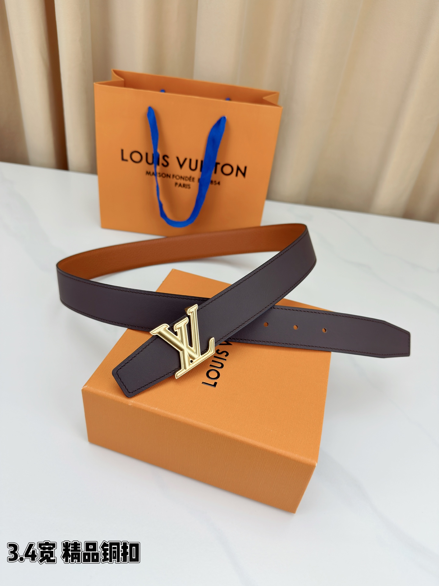 LV荔枝纹铜扣 3.4宽 承匠心。精铜历经锤炼，方显沉稳光泽；压纹镌刻时光，见证经典永恒。系于腰间，不仅