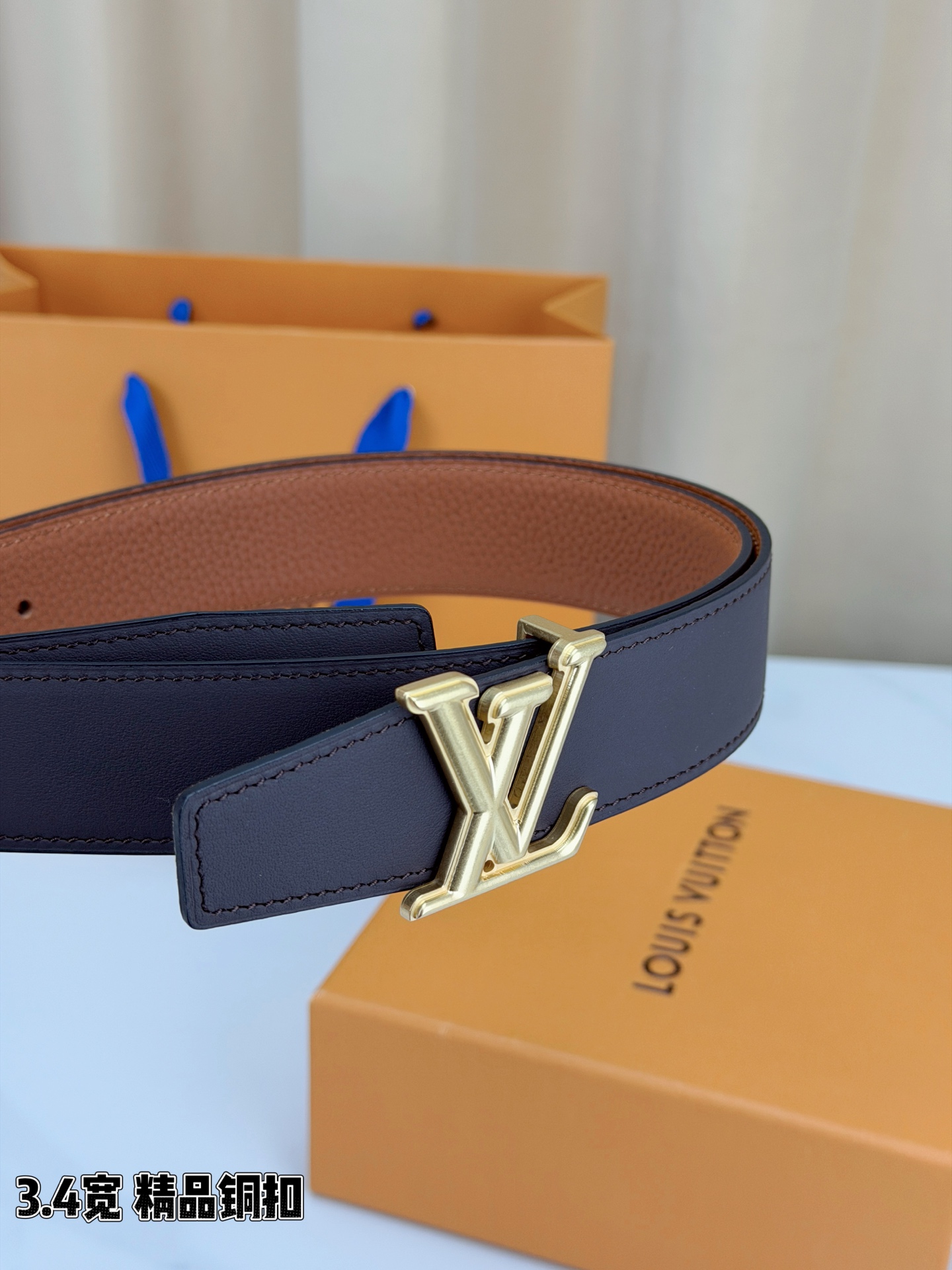 LV荔枝纹铜扣 3.4宽 承匠心。精铜历经锤炼，方显沉稳光泽；压纹镌刻时光，见证经典永恒。系于腰间，不仅