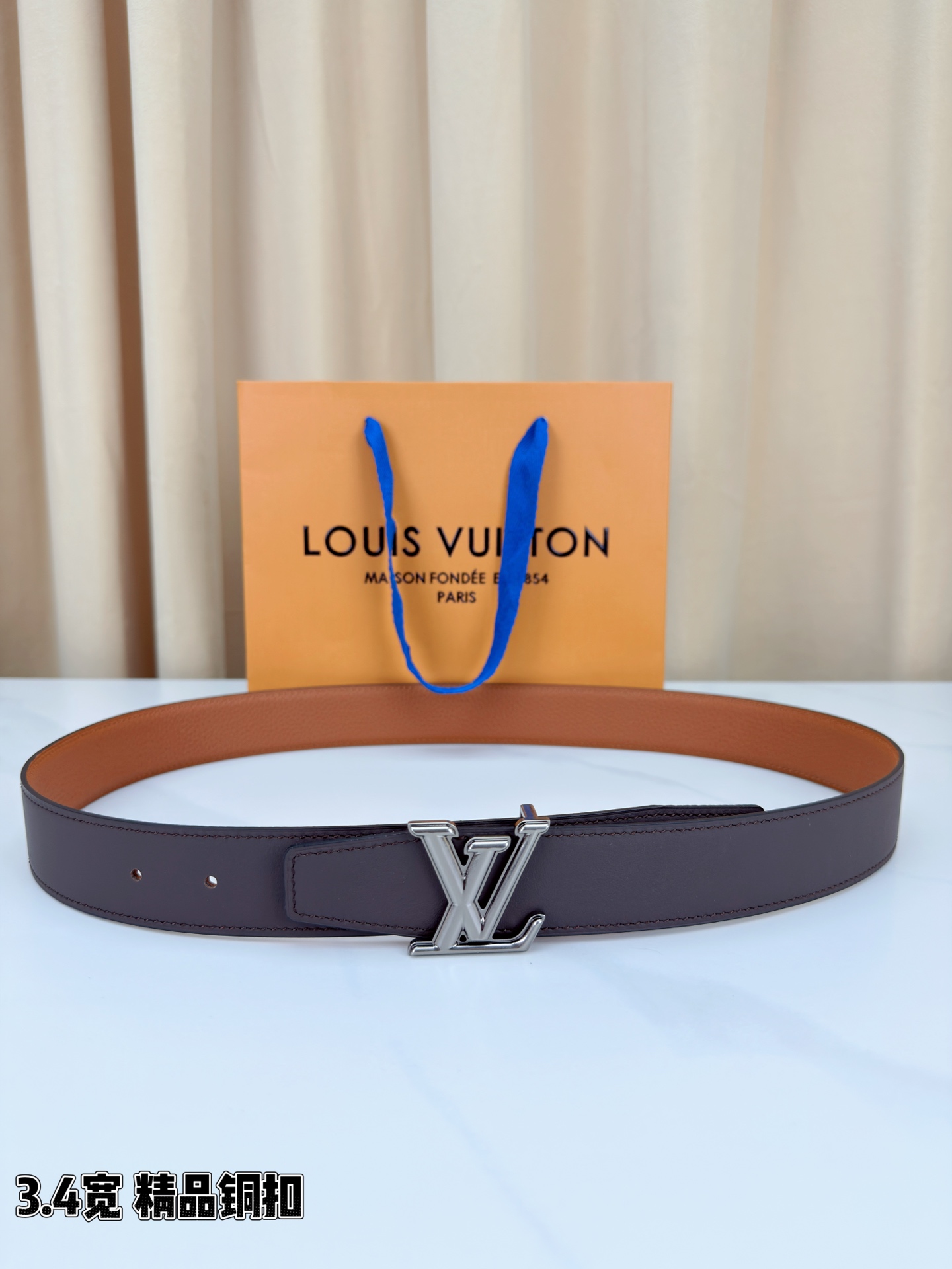 LV荔枝纹铜扣 3.4宽 承匠心。精铜历经锤炼，方显沉稳光泽；压纹镌刻时光，见证经典永恒。系于腰间，不仅