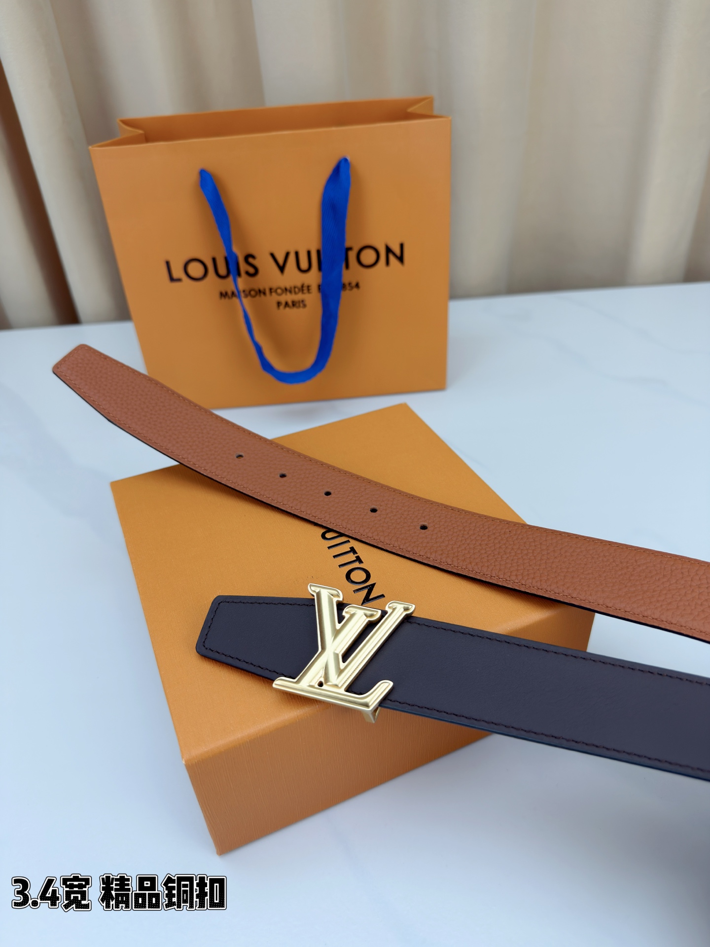 LV荔枝纹铜扣 3.4宽 承匠心。精铜历经锤炼，方显沉稳光泽；压纹镌刻时光，见证经典永恒。系于腰间，不仅