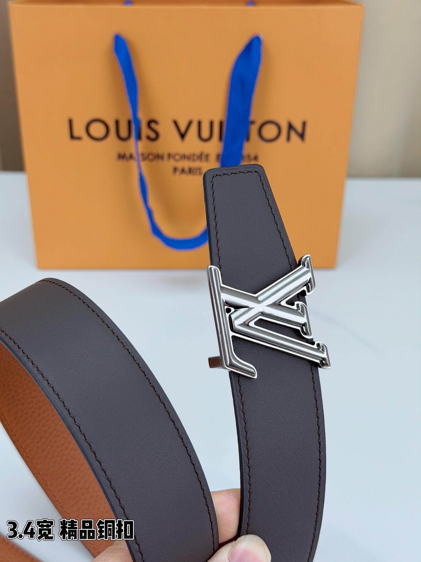 LV荔枝纹铜扣 3.4宽 承匠心。精铜历经锤炼，方显沉稳光泽；压纹镌刻时光，见证经典永恒。系于腰间，不仅