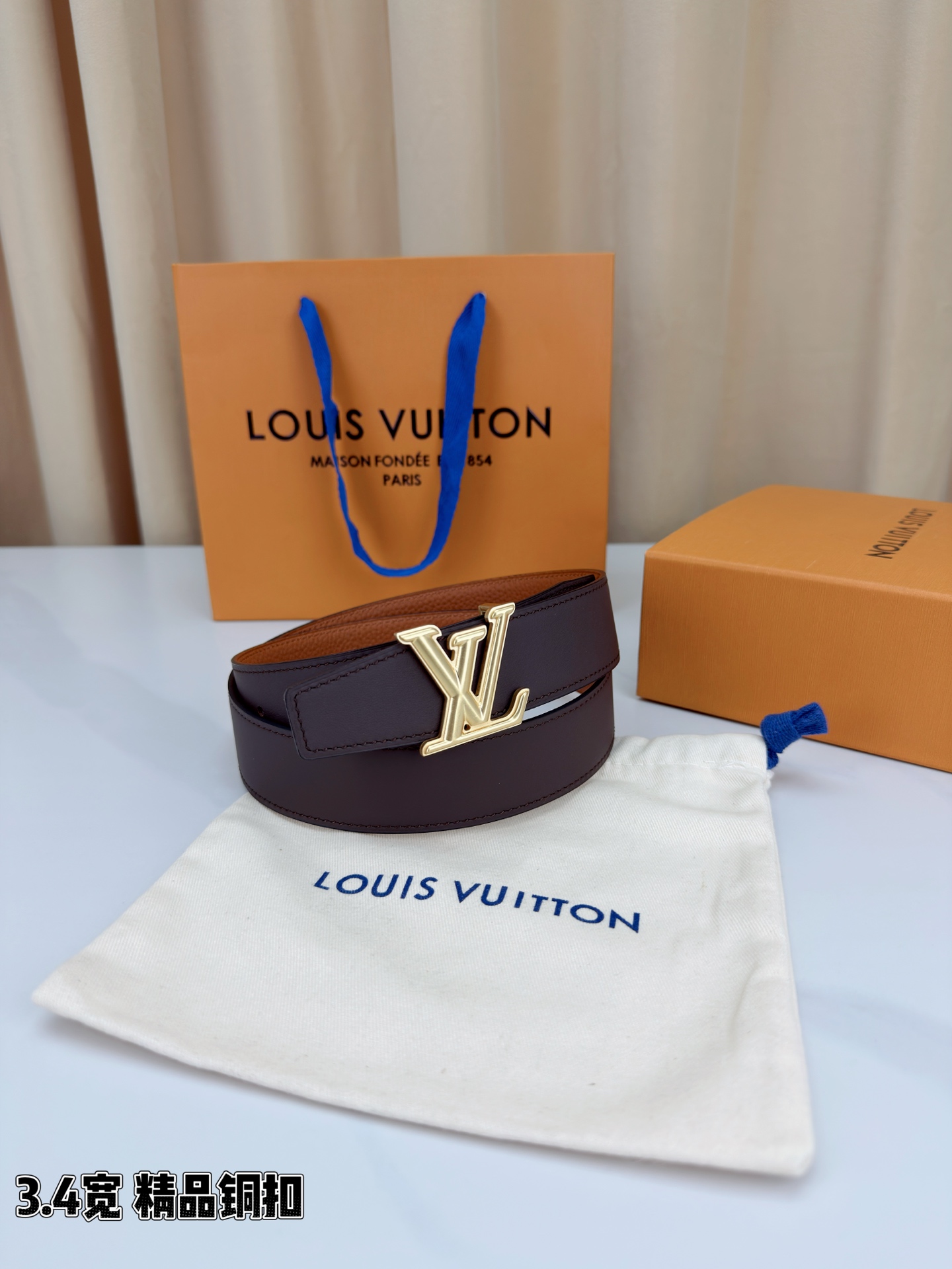 LV荔枝纹铜扣 3.4宽 承匠心。精铜历经锤炼，方显沉稳光泽；压纹镌刻时光，见证经典永恒。系于腰间，不仅