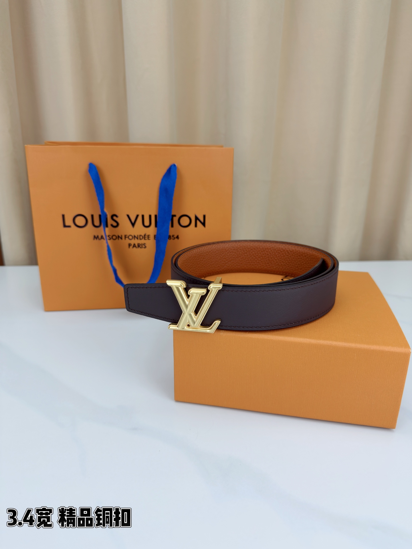 LV荔枝纹铜扣 3.4宽 承匠心。精铜历经锤炼，方显沉稳光泽；压纹镌刻时光，见证经典永恒。系于腰间，不仅