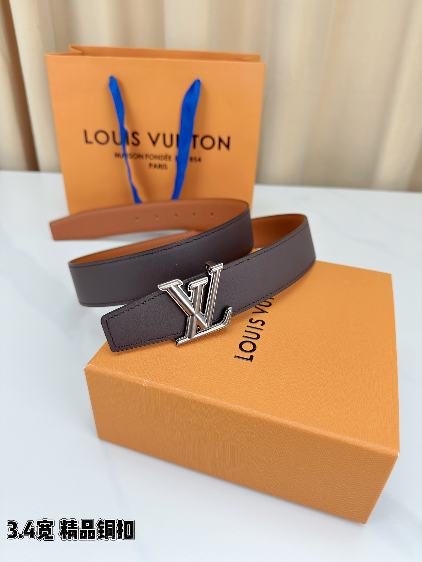 LV荔枝纹铜扣 3.4宽 承匠心。精铜历经锤炼，方显沉稳光泽；压纹镌刻时光，见证经典永恒。系于腰间，不仅