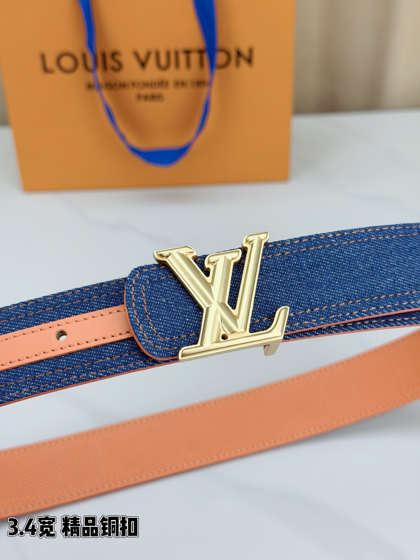 3.4宽 LV Dimension Denim 双面腰带以经典底色推动前卫潮流。丹宁布一面流露古着气息，