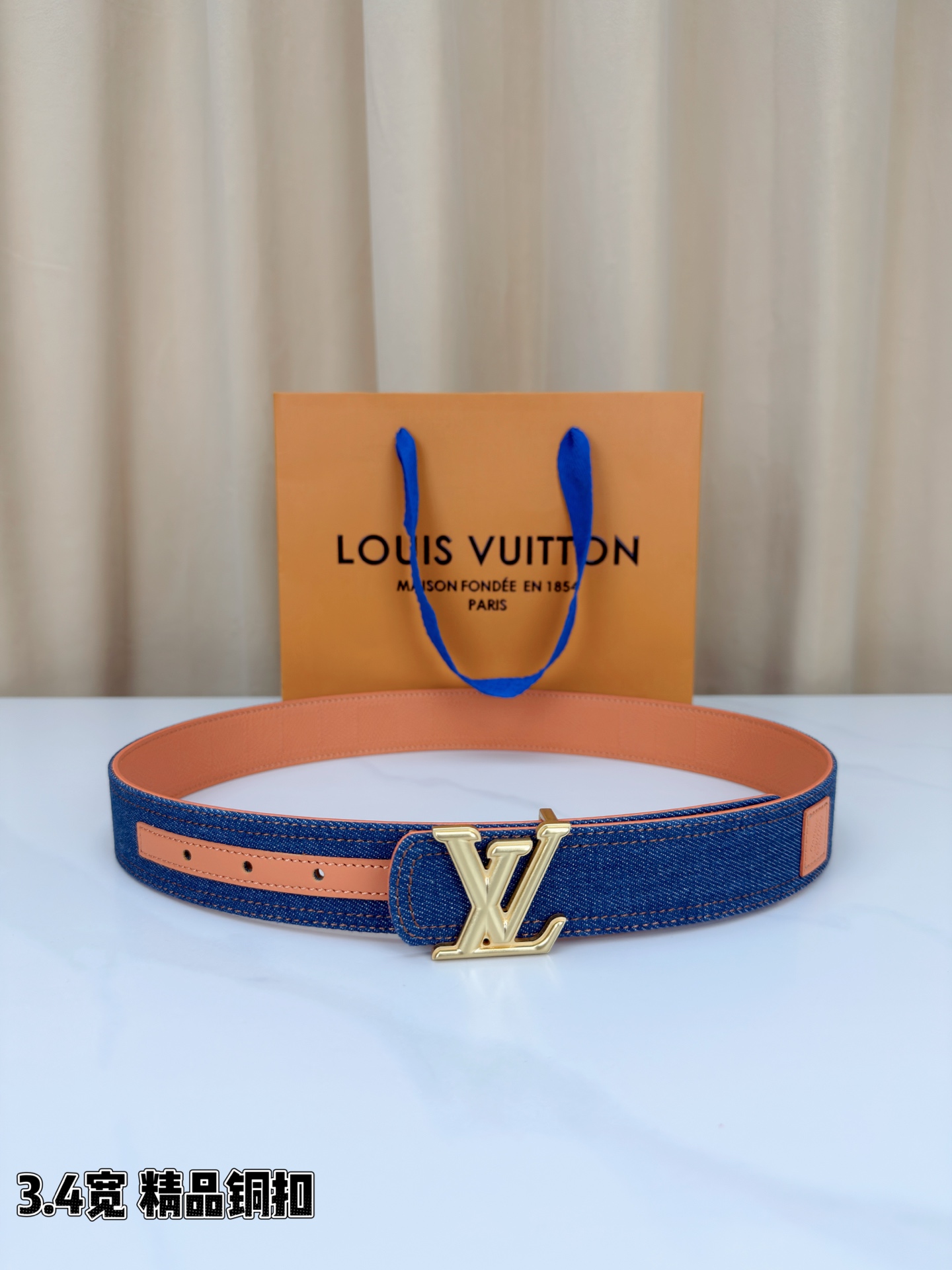 3.4宽 LV Dimension Denim 双面腰带以经典底色推动前卫潮流。丹宁布一面流露古着气息，