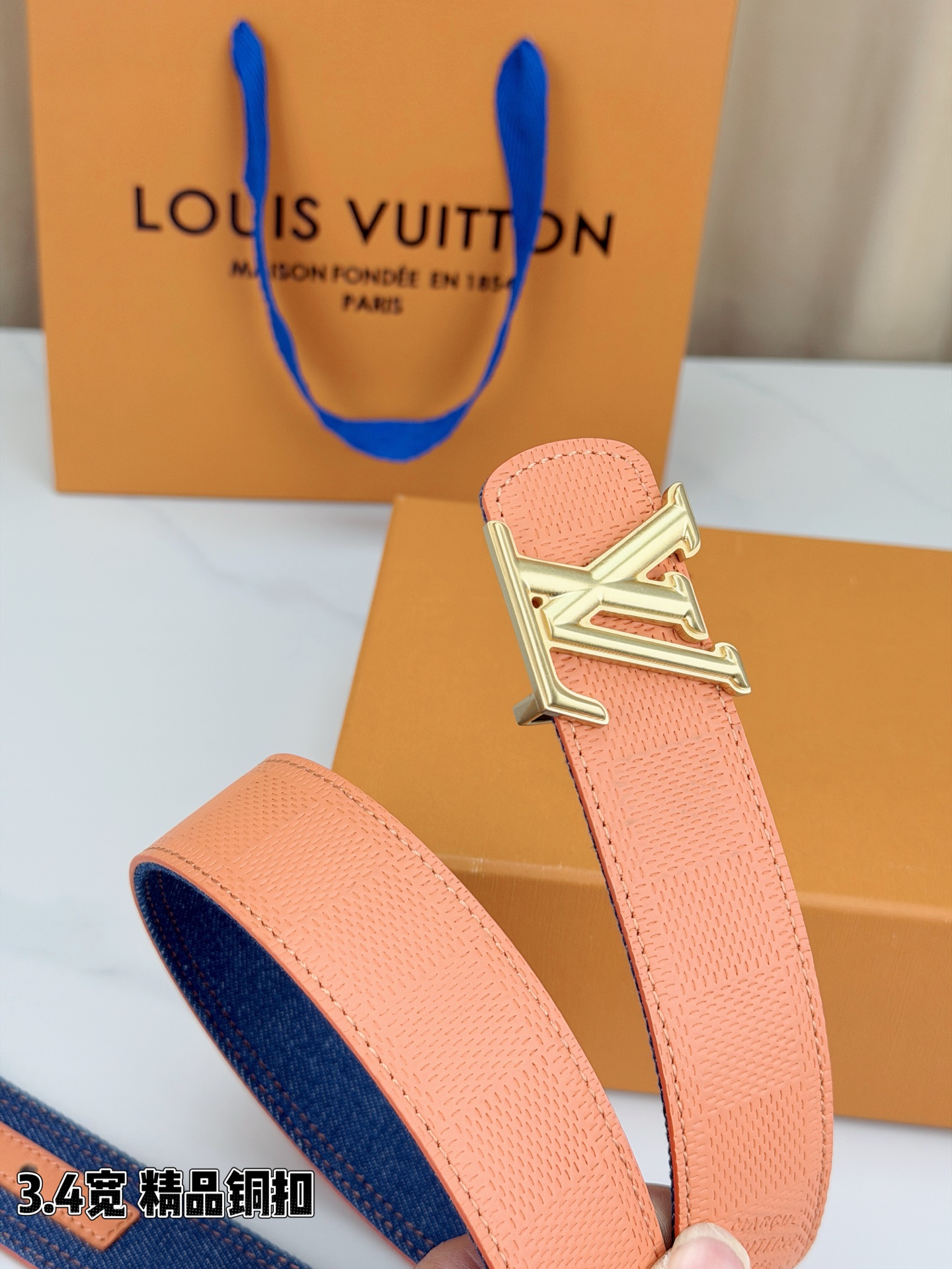 3.4宽 LV Dimension Denim 双面腰带以经典底色推动前卫潮流。丹宁布一面流露古着气息，