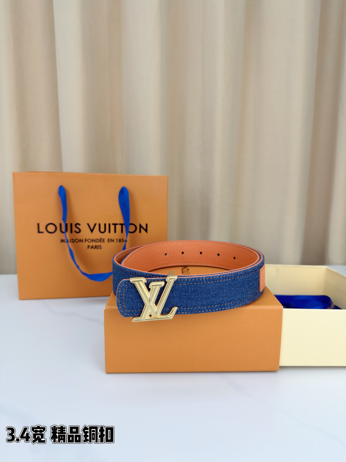 3.4宽 LV Dimension Denim 双面腰带以经典底色推动前卫潮流。丹宁布一面流露古着气息，