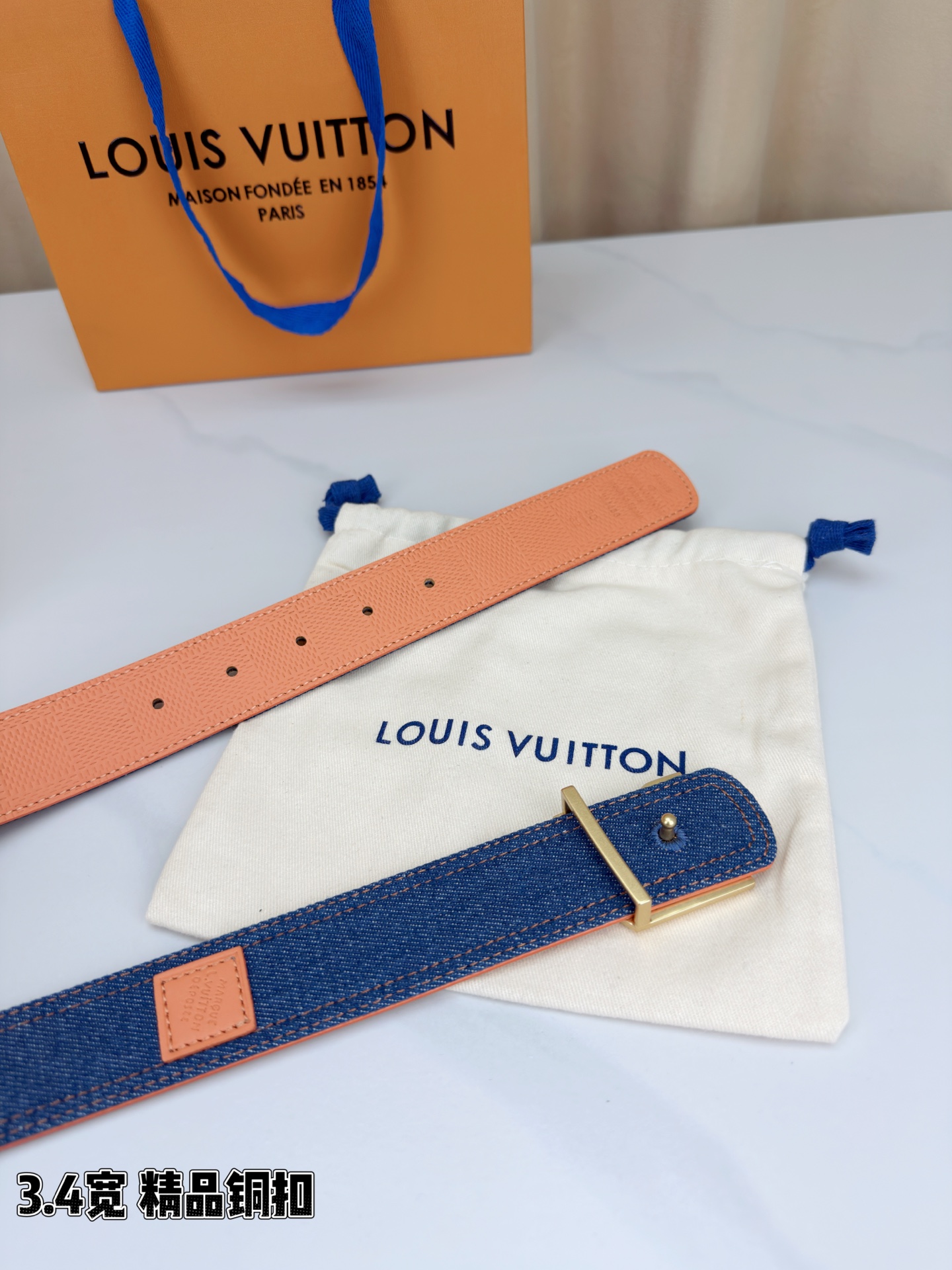 3.4宽 LV Dimension Denim 双面腰带以经典底色推动前卫潮流。丹宁布一面流露古着气息，