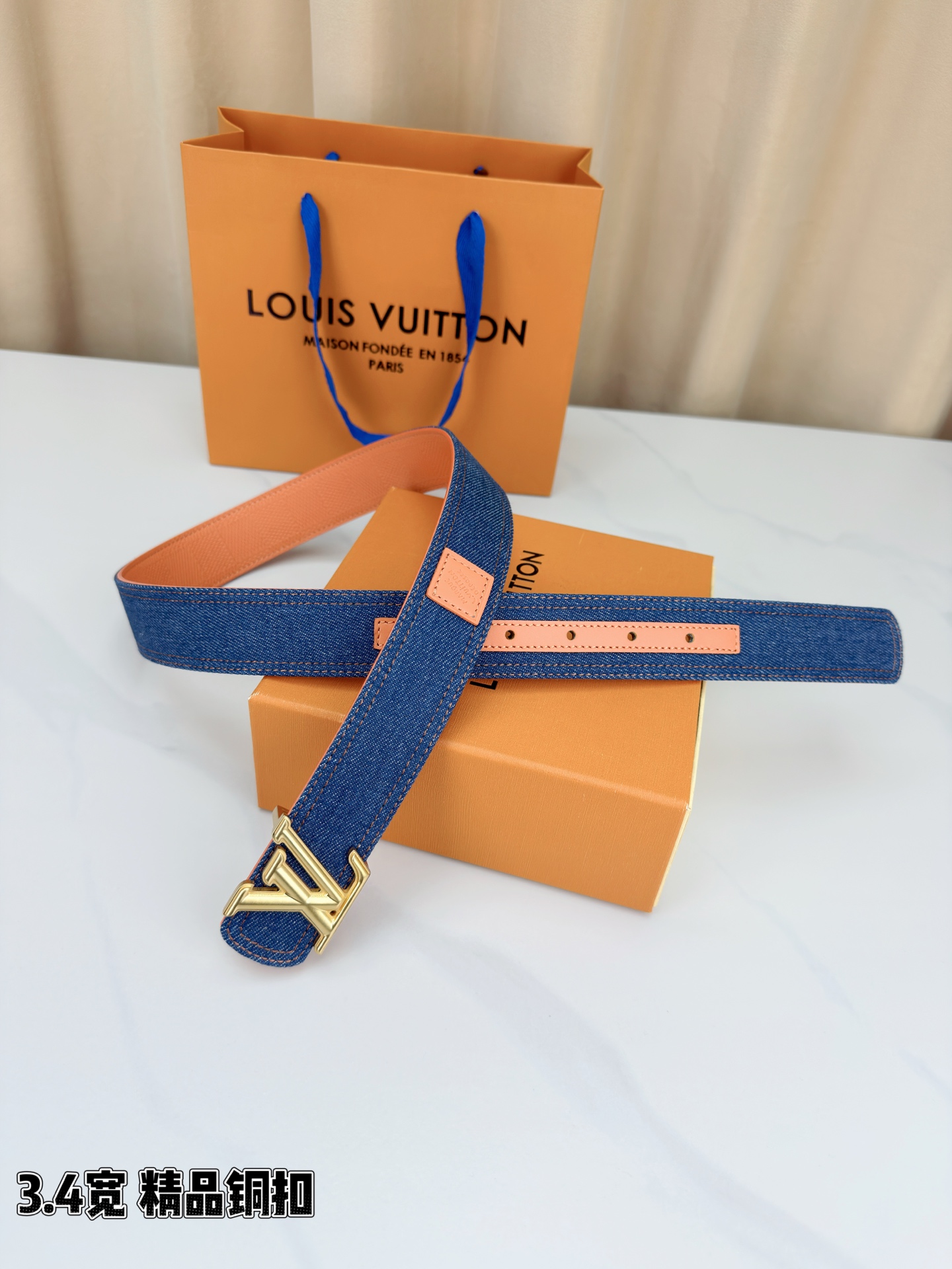 3.4宽 LV Dimension Denim 双面腰带以经典底色推动前卫潮流。丹宁布一面流露古着气息，