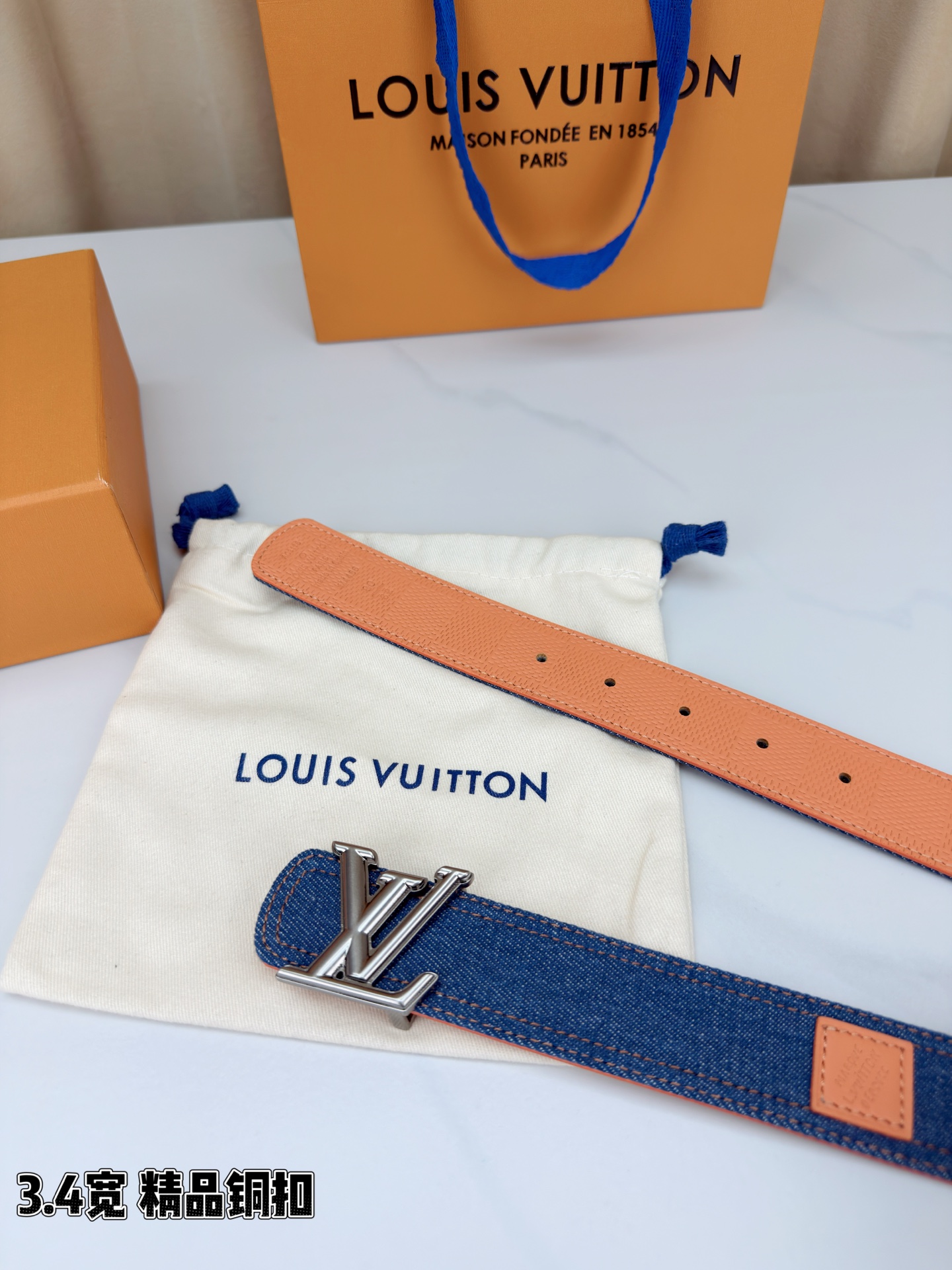 3.4宽 LV Dimension Denim 双面腰带以经典底色推动前卫潮流。丹宁布一面流露古着气息，