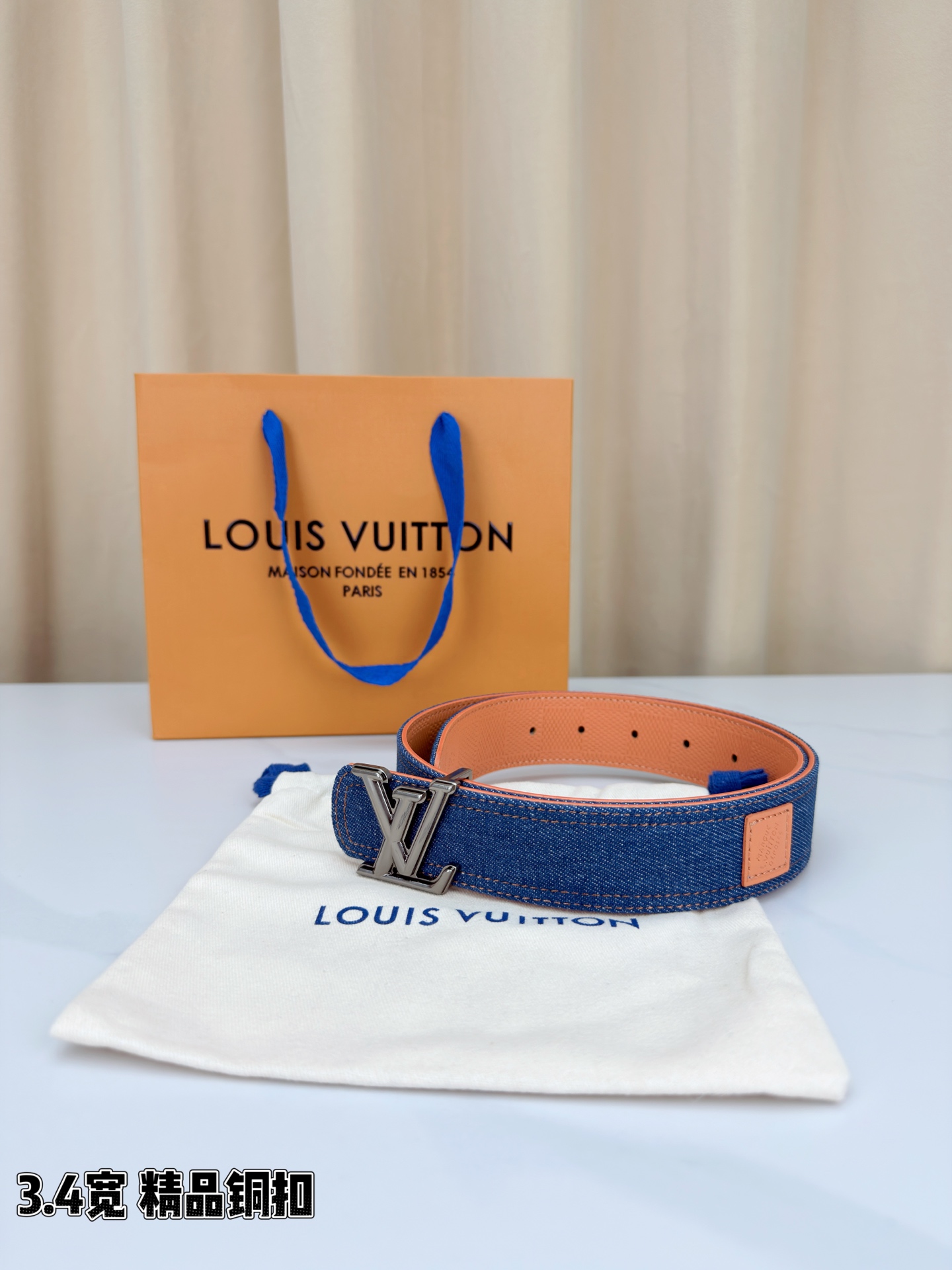 3.4宽 LV Dimension Denim 双面腰带以经典底色推动前卫潮流。丹宁布一面流露古着气息，