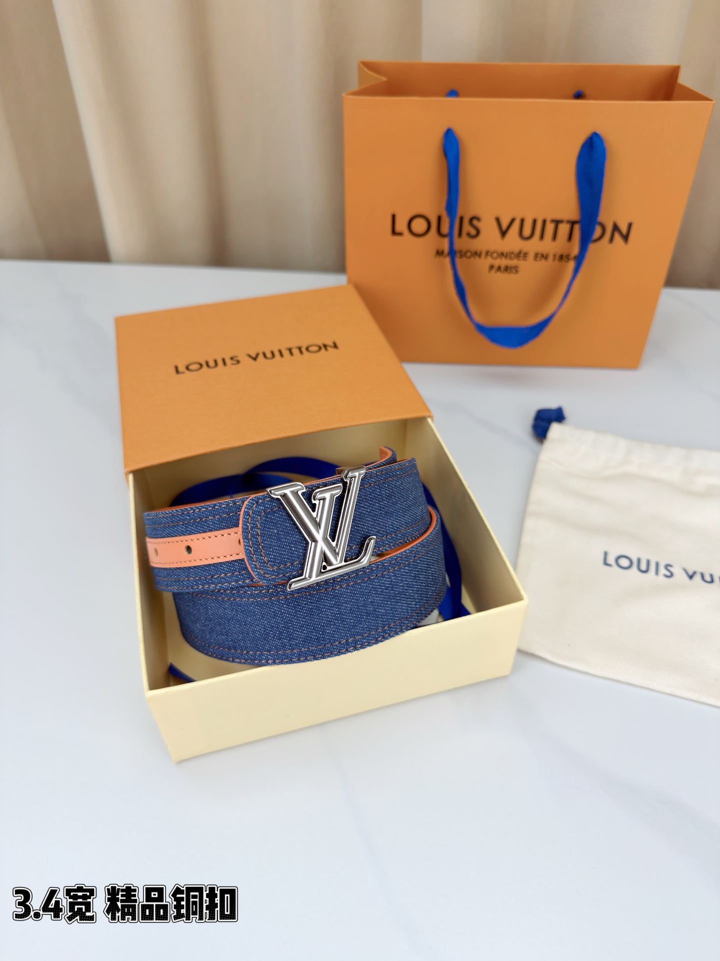 3.4宽 LV Dimension Denim 双面腰带以经典底色推动前卫潮流。丹宁布一面流露古着气息，