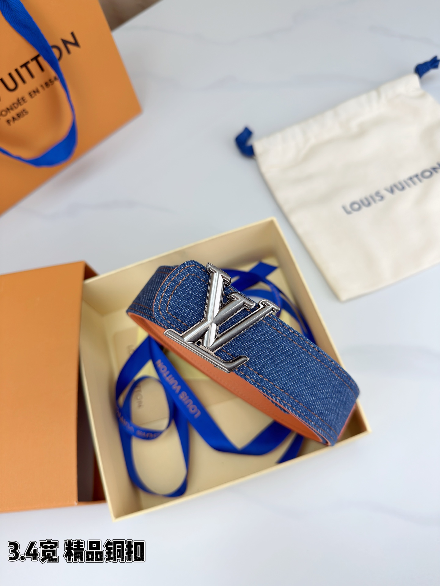 3.4宽 LV Dimension Denim 双面腰带以经典底色推动前卫潮流。丹宁布一面流露古着气息，