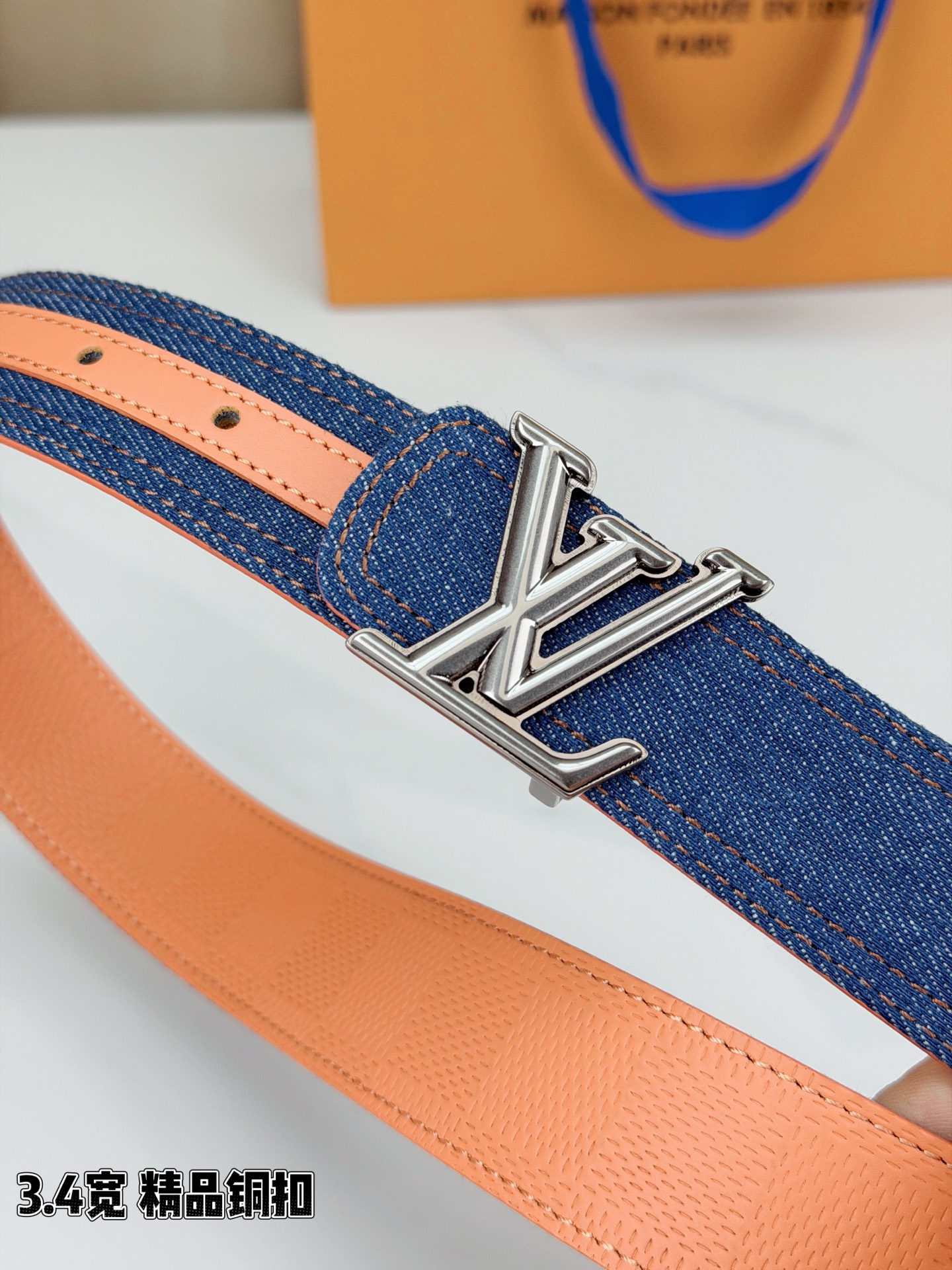 3.4宽 LV Dimension Denim 双面腰带以经典底色推动前卫潮流。丹宁布一面流露古着气息，