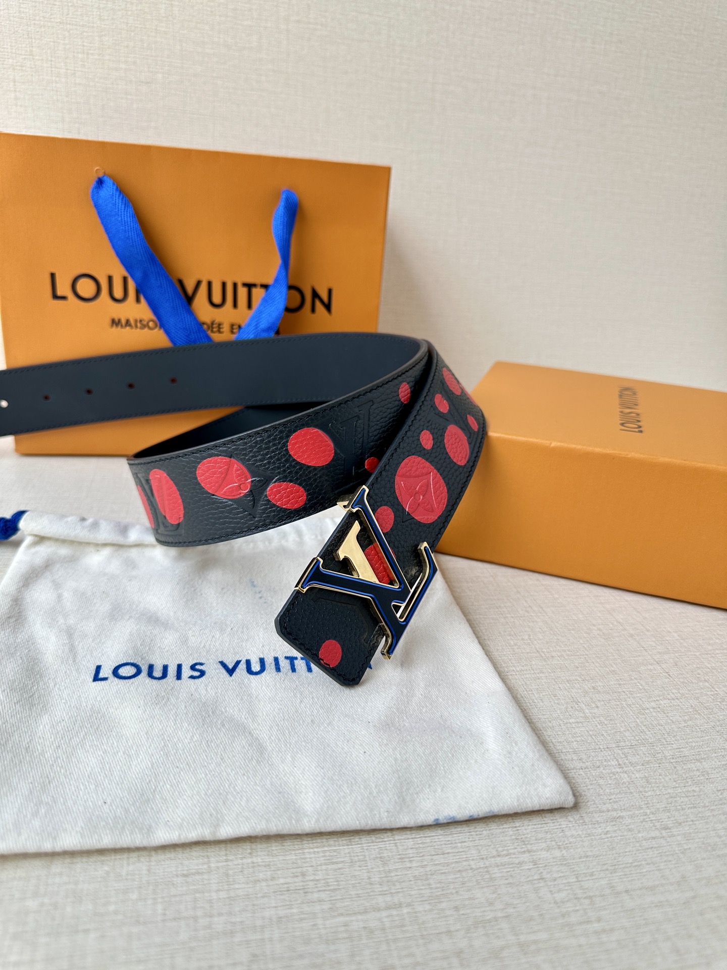 这款LV初始4.0宽可逆LV x YK腰带是路易威登x系列无限点主题的一部分Yayoi Kusama.种