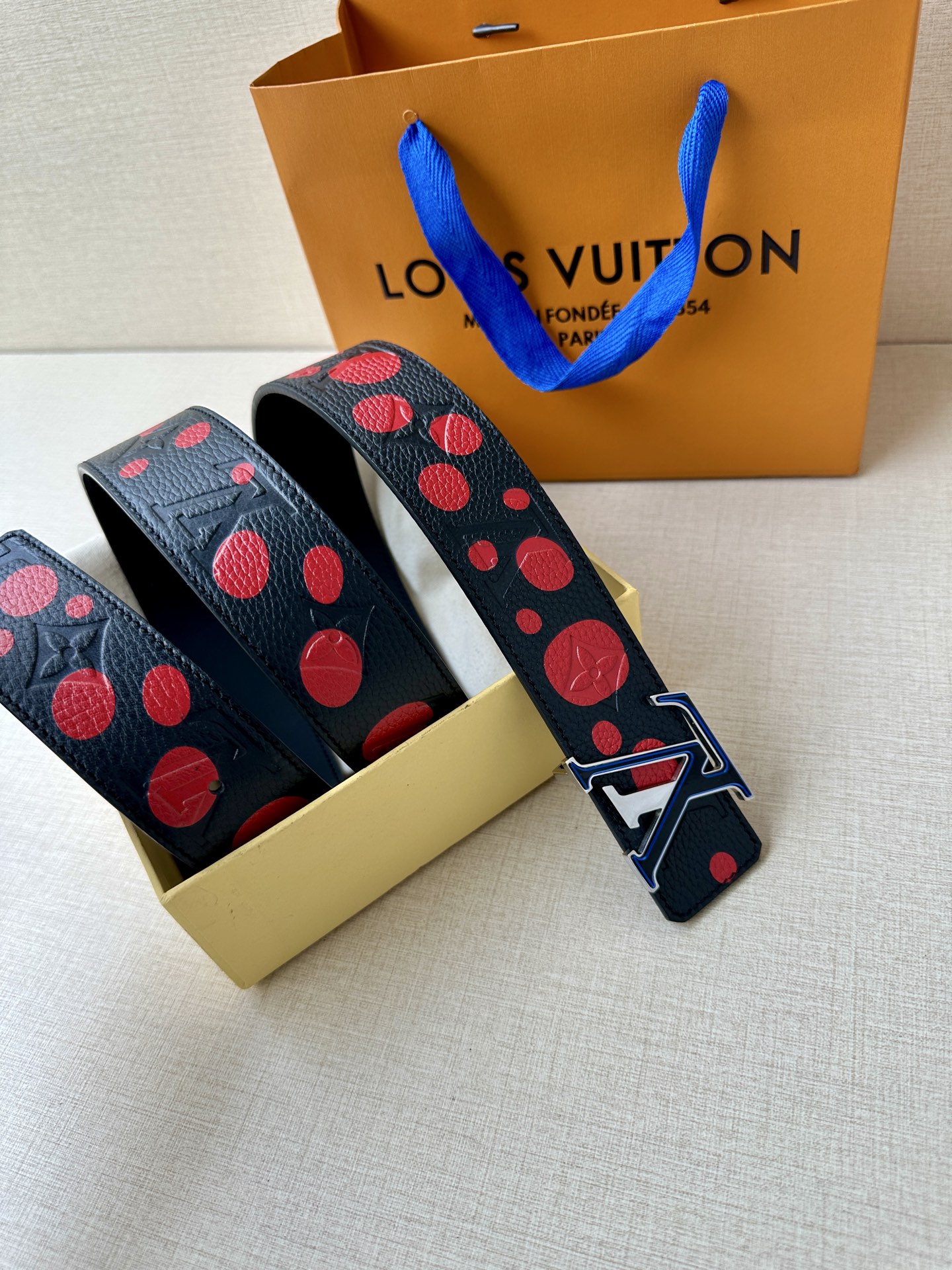 这款LV初始4.0宽可逆LV x YK腰带是路易威登x系列无限点主题的一部分Yayoi Kusama.种