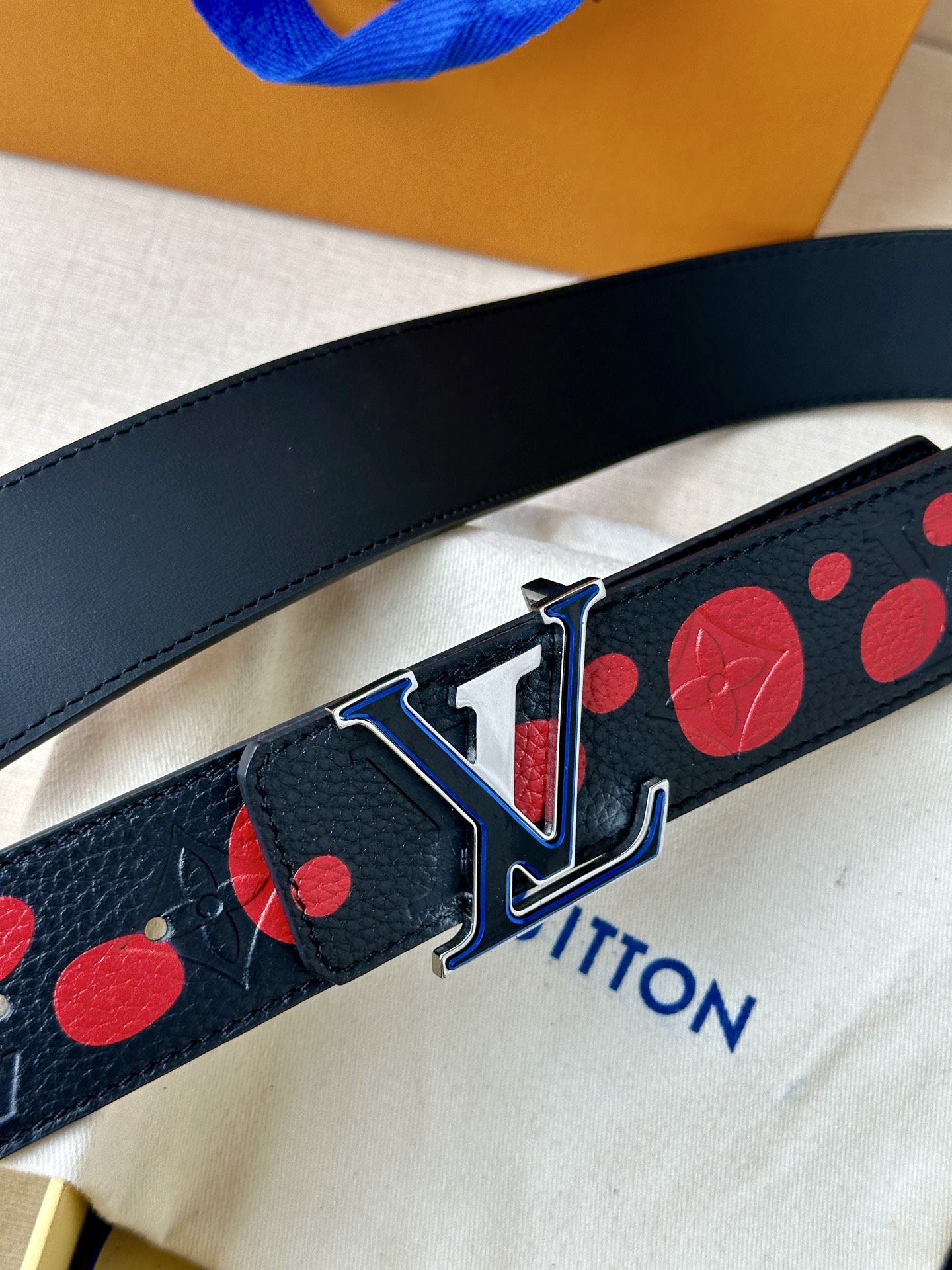 这款LV初始4.0宽可逆LV x YK腰带是路易威登x系列无限点主题的一部分Yayoi Kusama.种