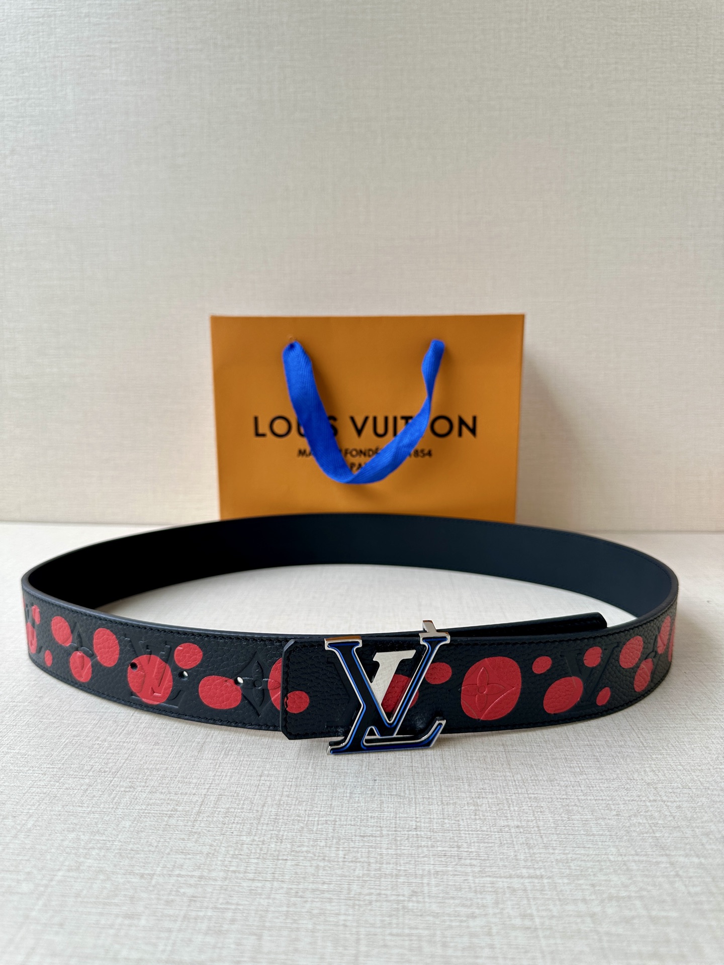 这款LV初始4.0宽可逆LV x YK腰带是路易威登x系列无限点主题的一部分Yayoi Kusama.种