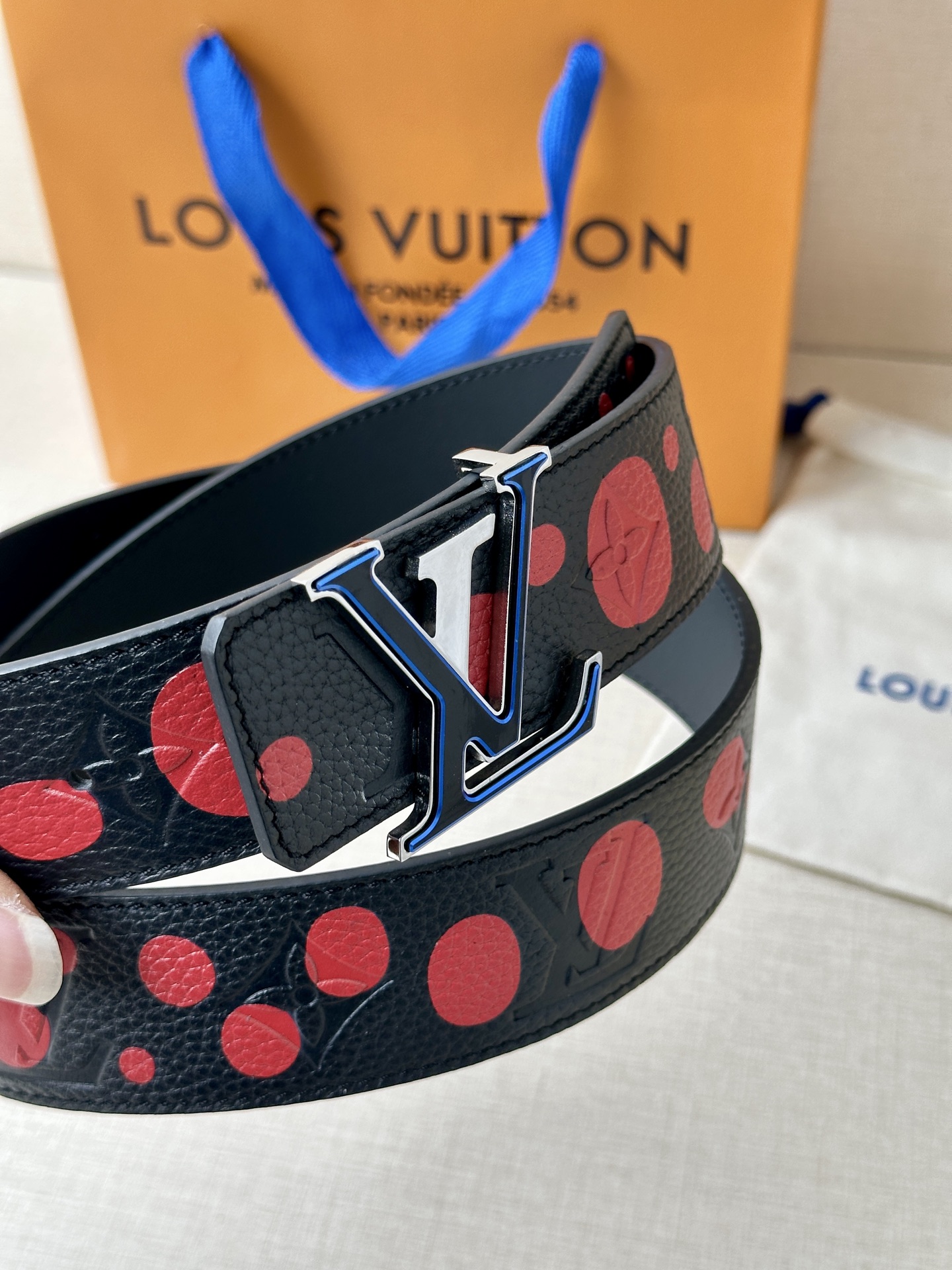 这款LV初始4.0宽可逆LV x YK腰带是路易威登x系列无限点主题的一部分Yayoi Kusama.种