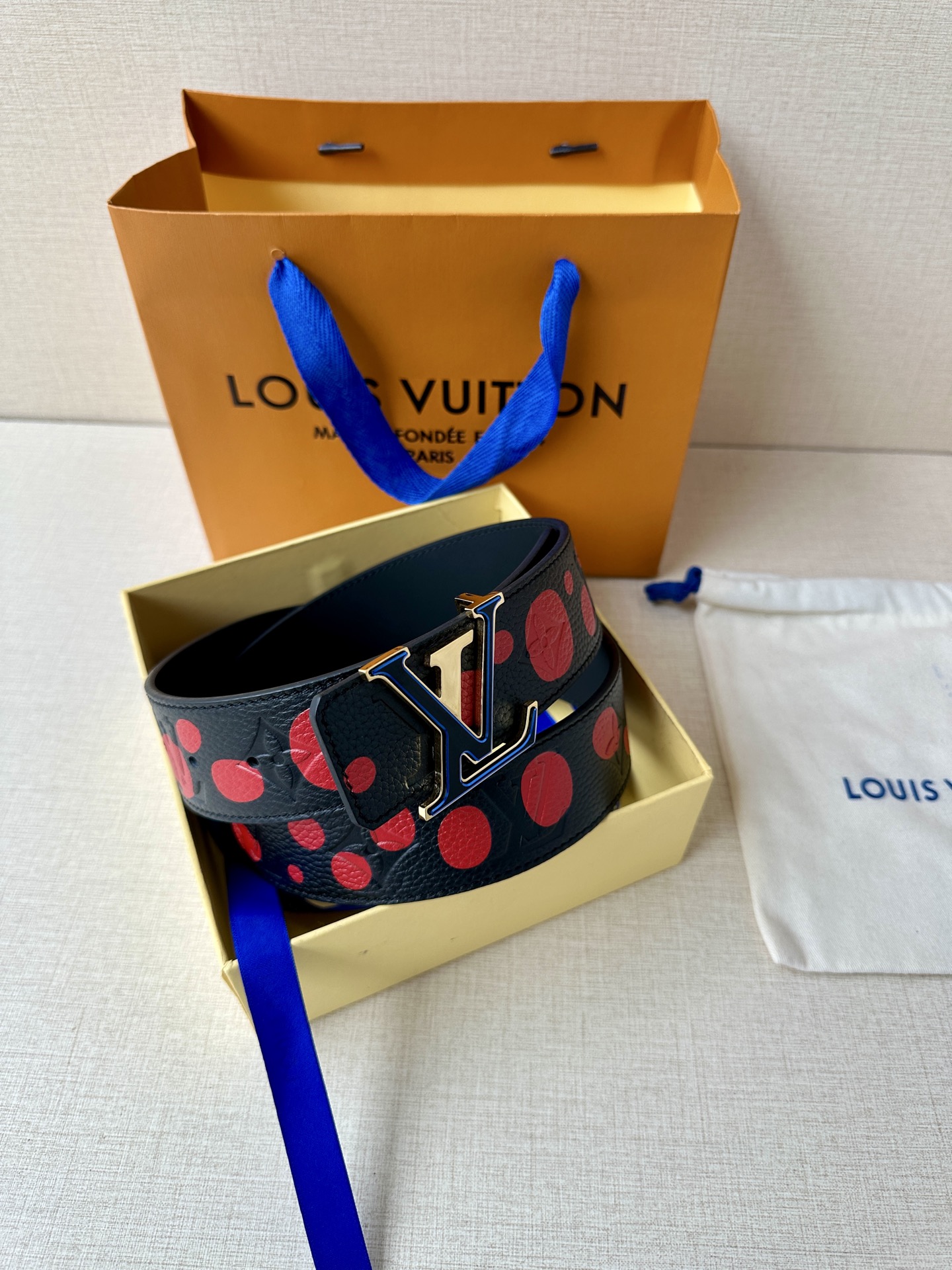 这款LV初始4.0宽可逆LV x YK腰带是路易威登x系列无限点主题的一部分Yayoi Kusama.种