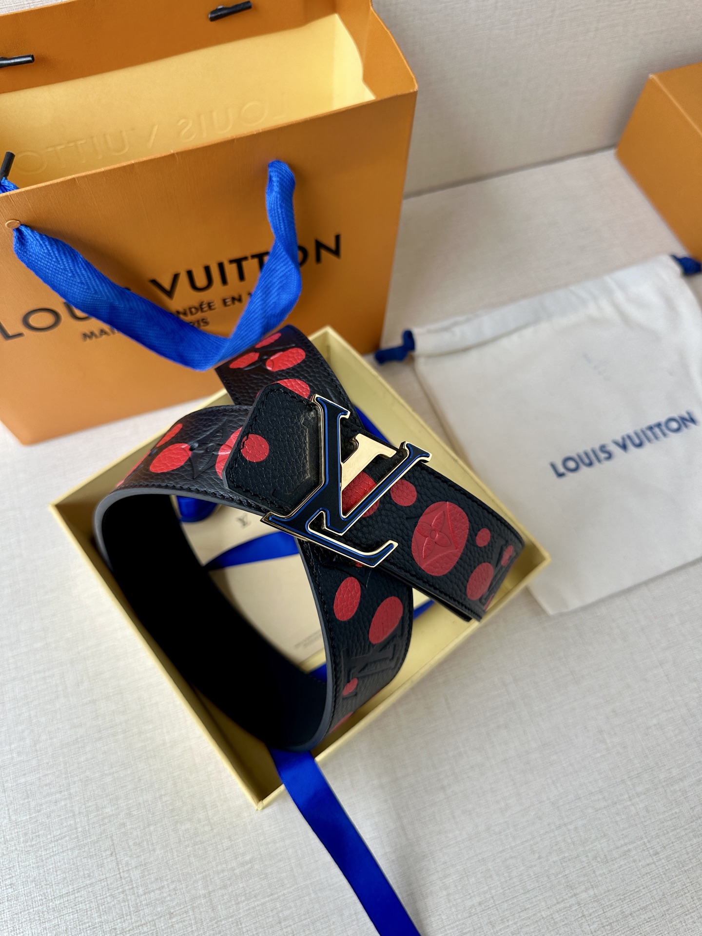 这款LV初始4.0宽可逆LV x YK腰带是路易威登x系列无限点主题的一部分Yayoi Kusama.种