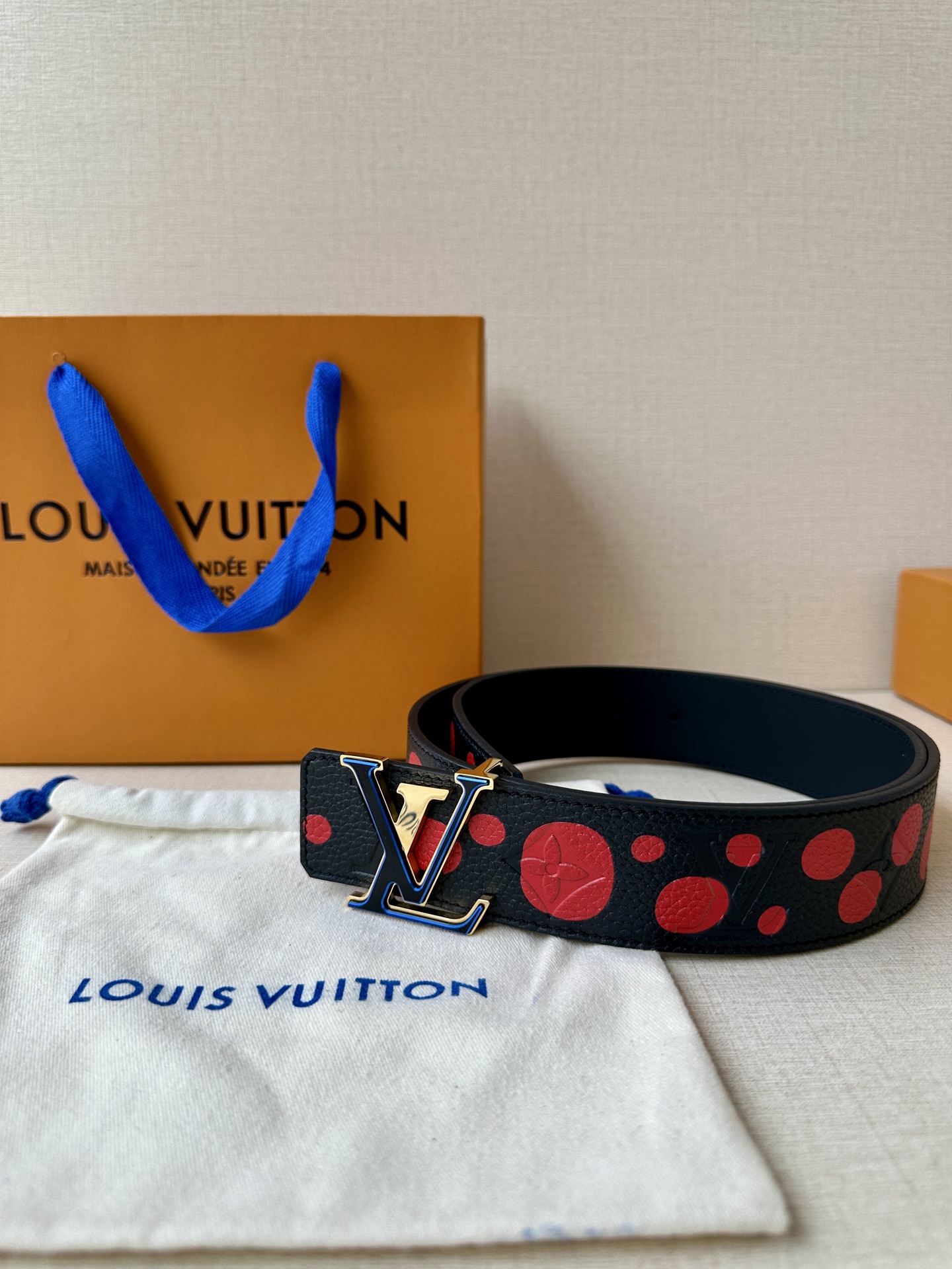 这款LV初始4.0宽可逆LV x YK腰带是路易威登x系列无限点主题的一部分Yayoi Kusama.种