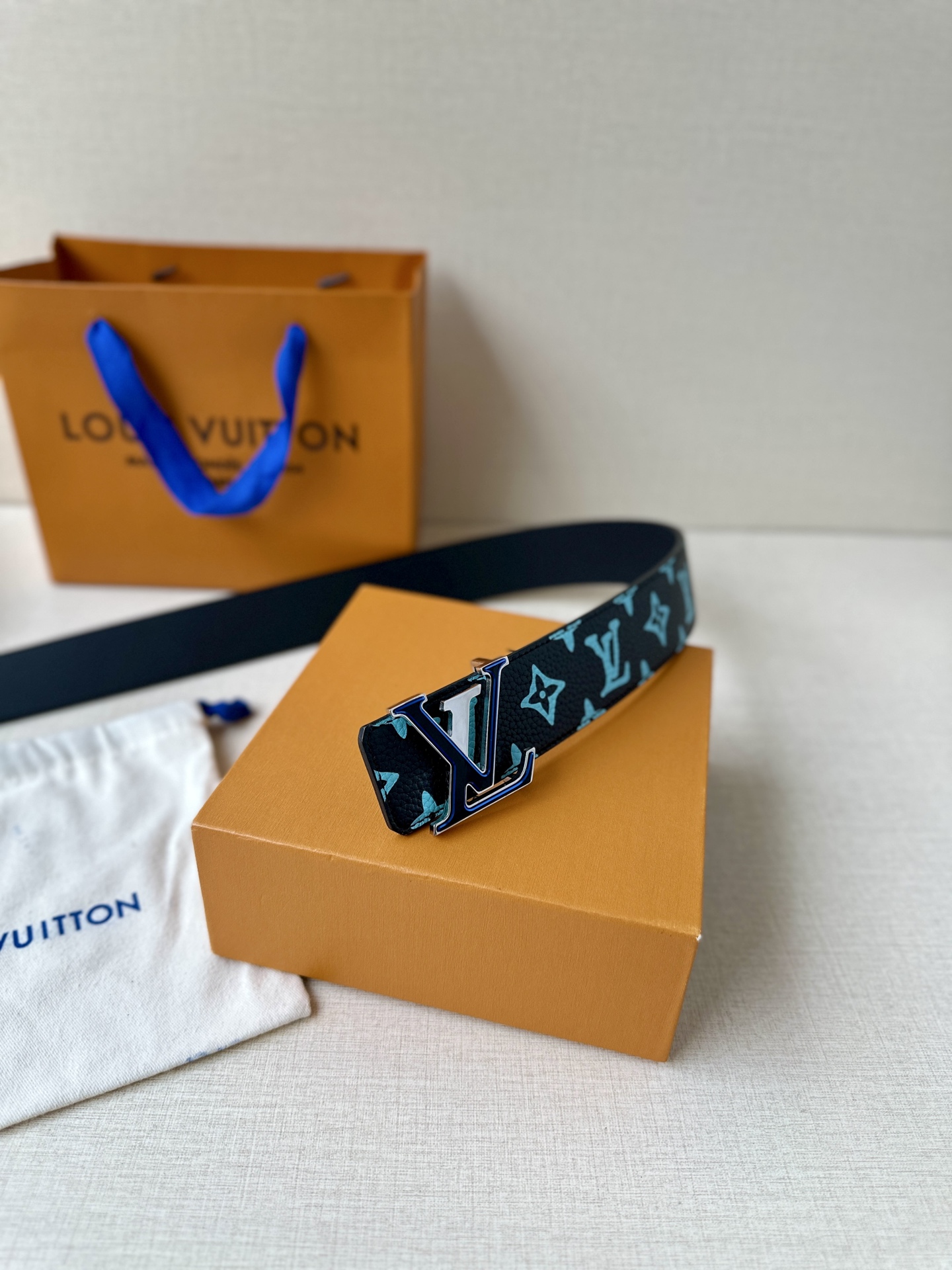 4.0宽LV ShaPe 双面腰带以 Monogram Playground 帆布展现经典元素的当代姿采