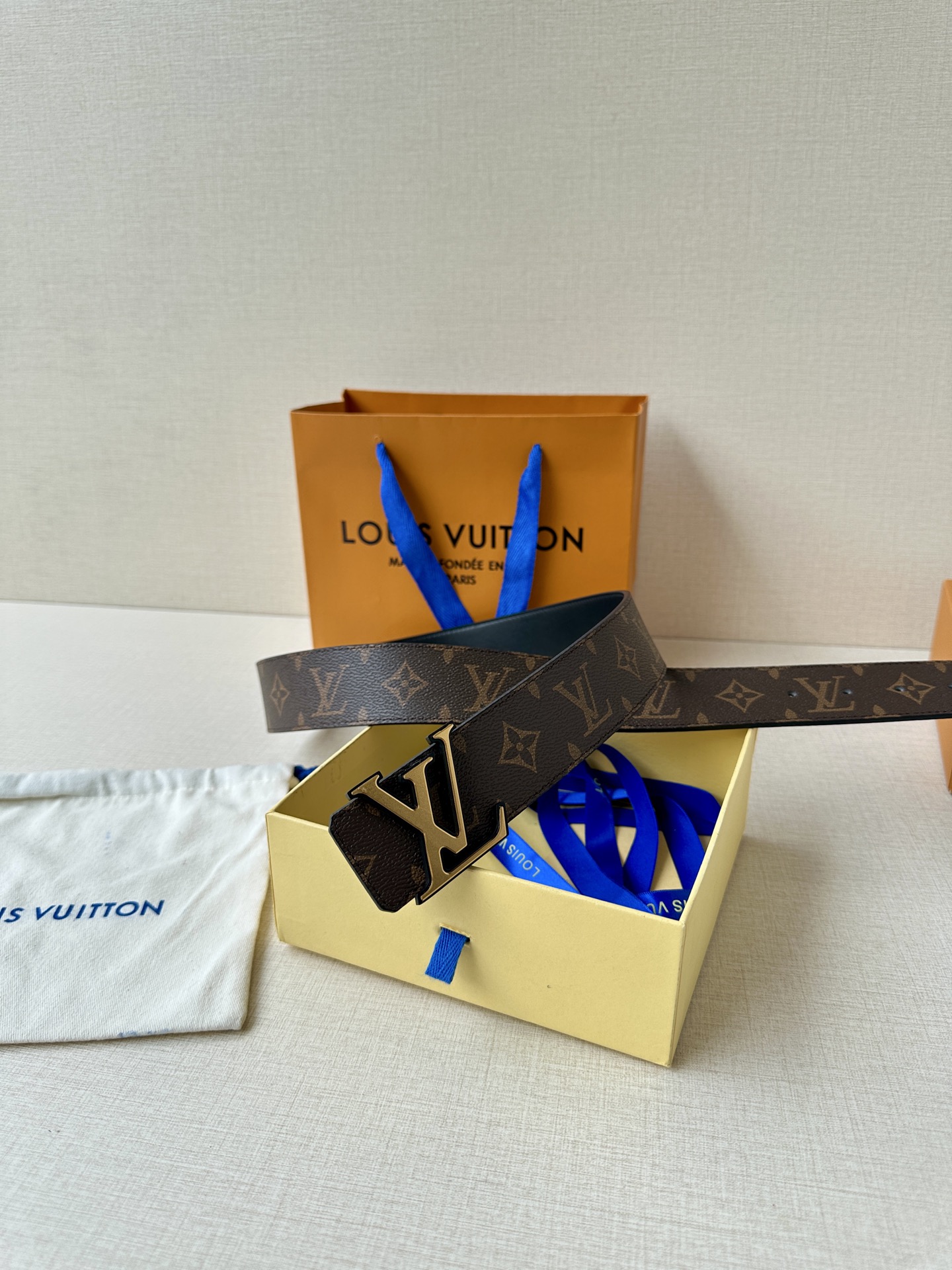 4.0宽 此款双面腰带以标志性的 LV Initiales 搭扣搭配全新 Monogram EcliPs