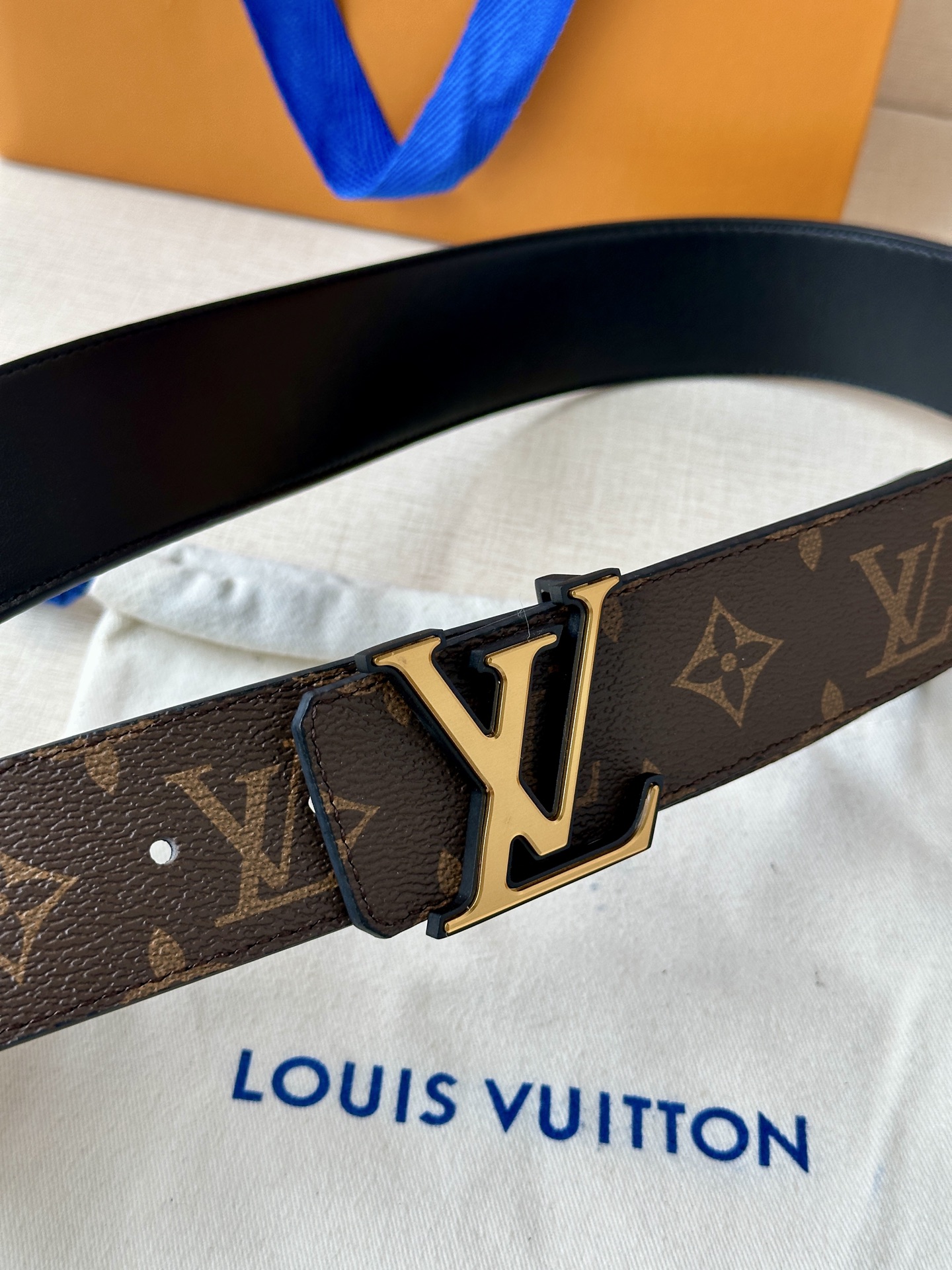 4.0宽 此款双面腰带以标志性的 LV Initiales 搭扣搭配全新 Monogram EcliPs