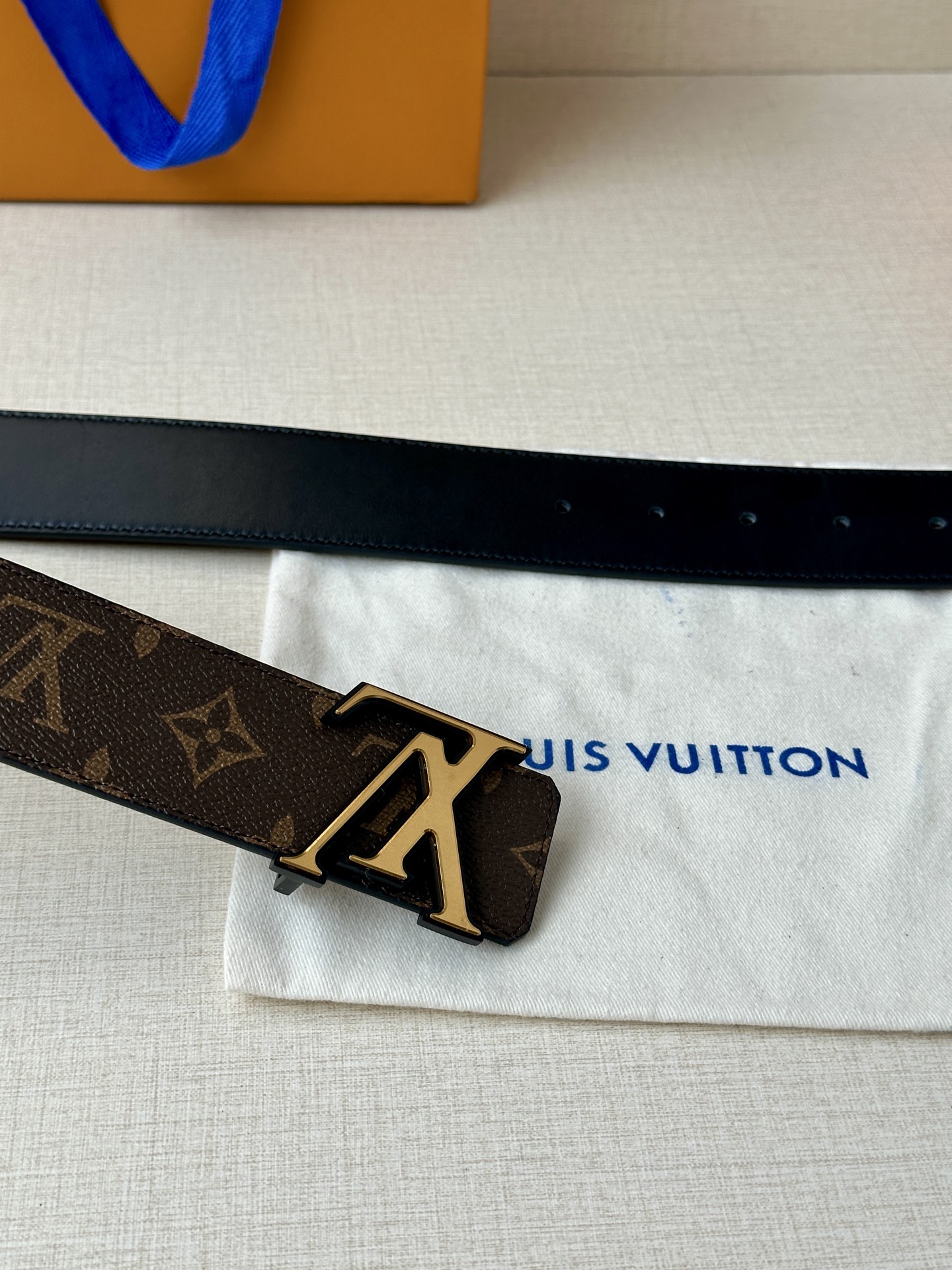 4.0宽 此款双面腰带以标志性的 LV Initiales 搭扣搭配全新 Monogram EcliPs