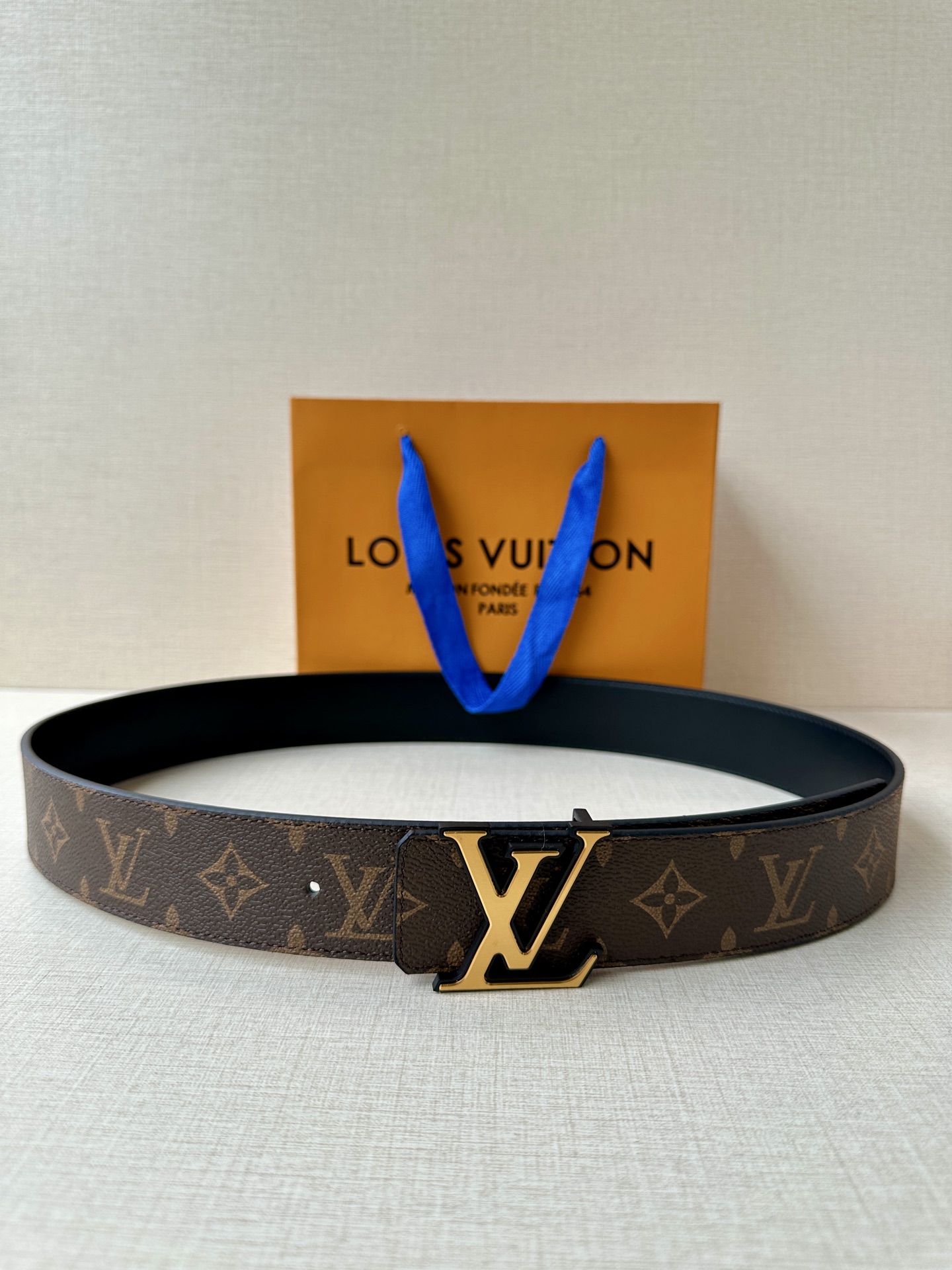 4.0宽 此款双面腰带以标志性的 LV Initiales 搭扣搭配全新 Monogram EcliPs