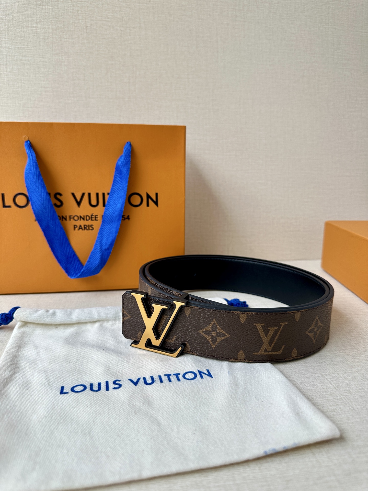 4.0宽 此款双面腰带以标志性的 LV Initiales 搭扣搭配全新 Monogram EcliPs