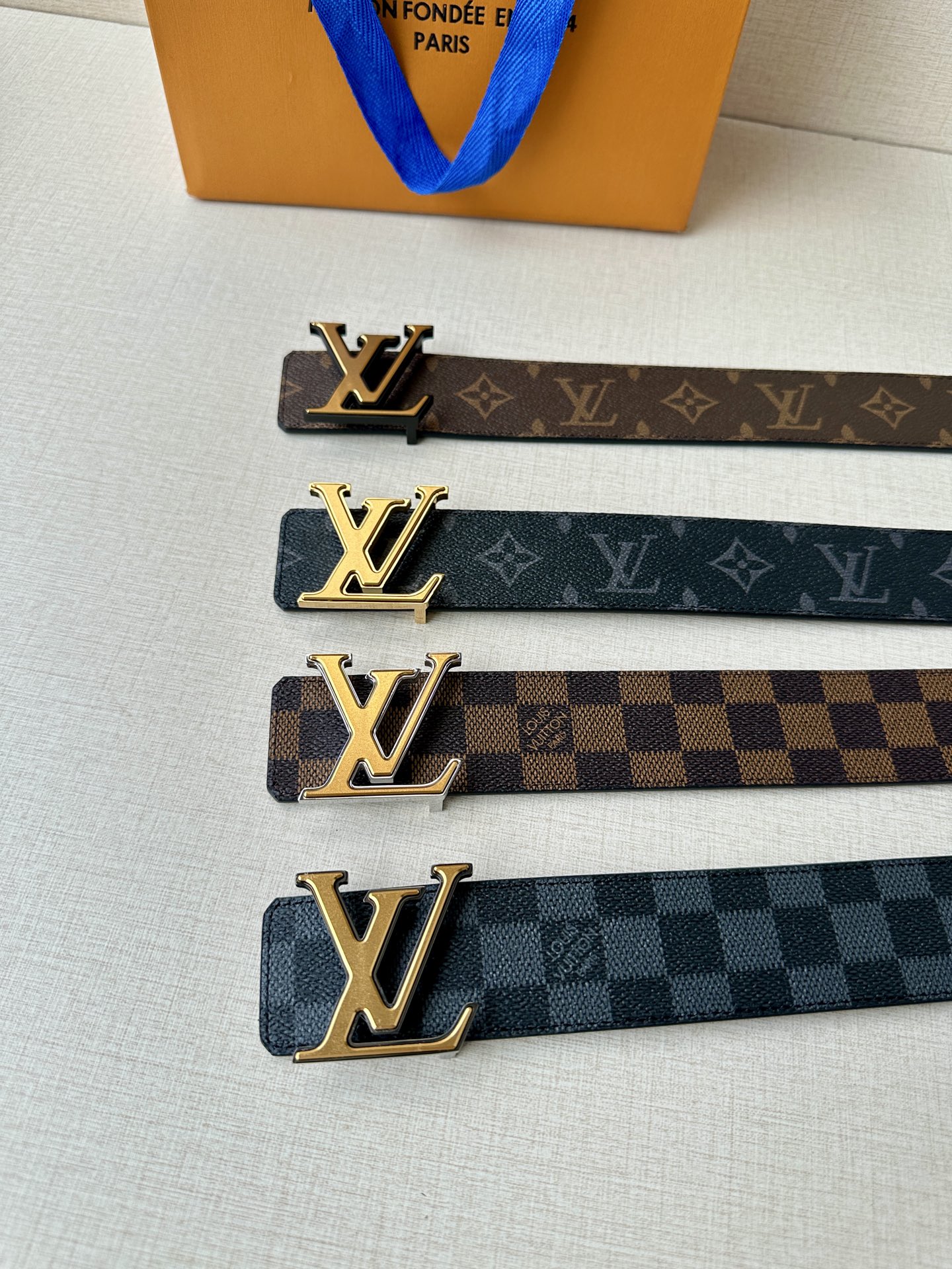 4.0宽 此款双面腰带以标志性的 LV Initiales 搭扣搭配全新 Monogram EcliPs