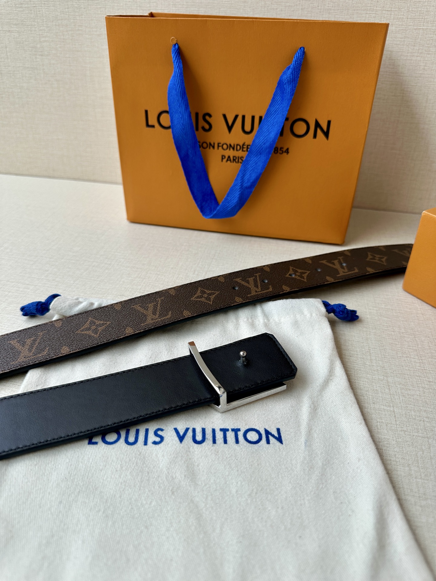 4.0宽 此款双面腰带以标志性的 LV Initiales 搭扣搭配全新 Monogram EcliPs