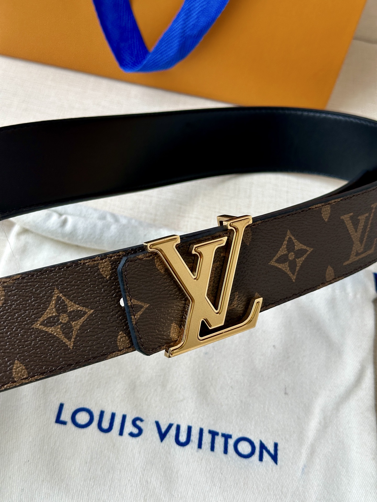 4.0宽 此款双面腰带以标志性的 LV Initiales 搭扣搭配全新 Monogram EcliPs