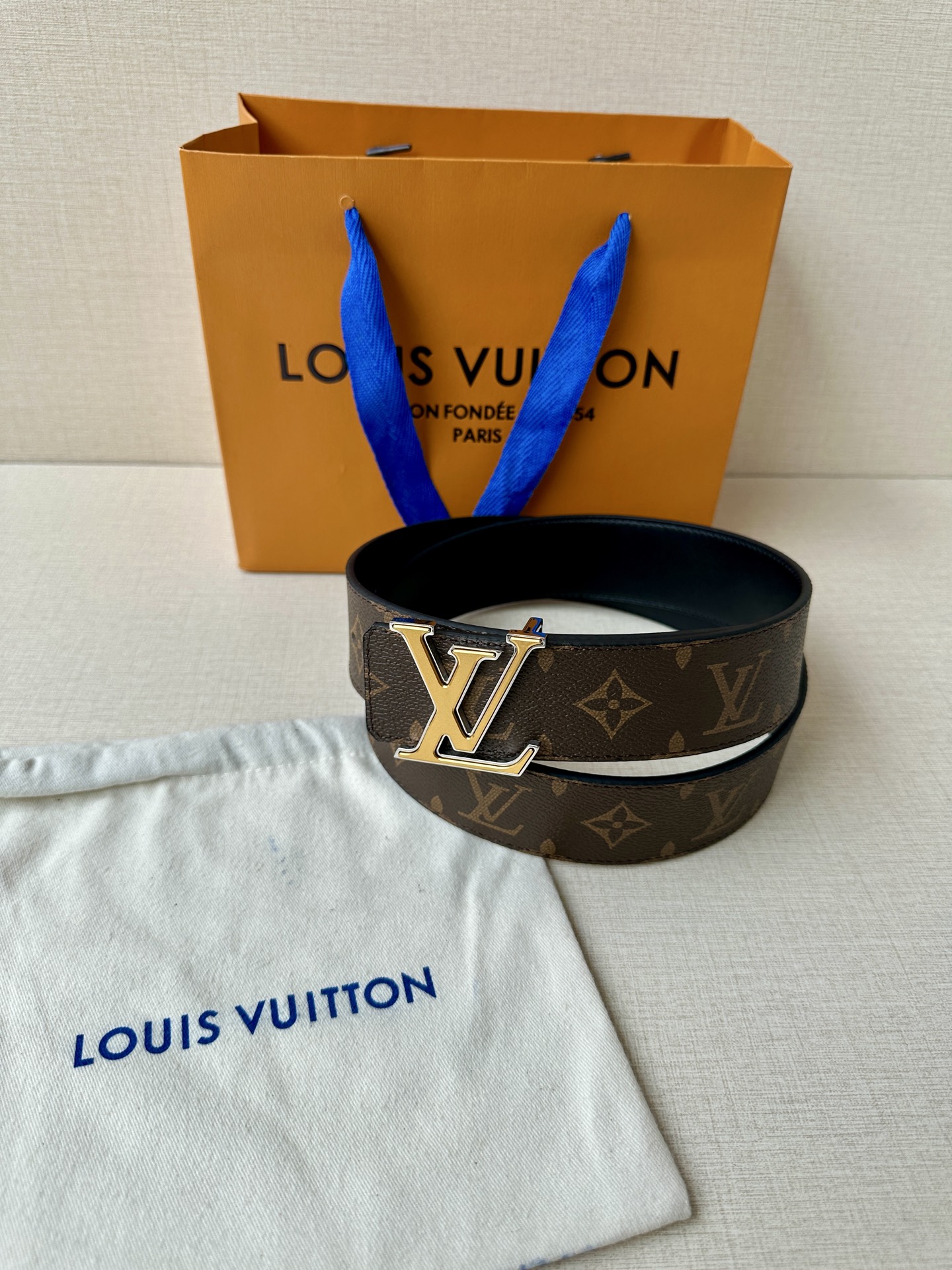 4.0宽 此款双面腰带以标志性的 LV Initiales 搭扣搭配全新 Monogram EcliPs