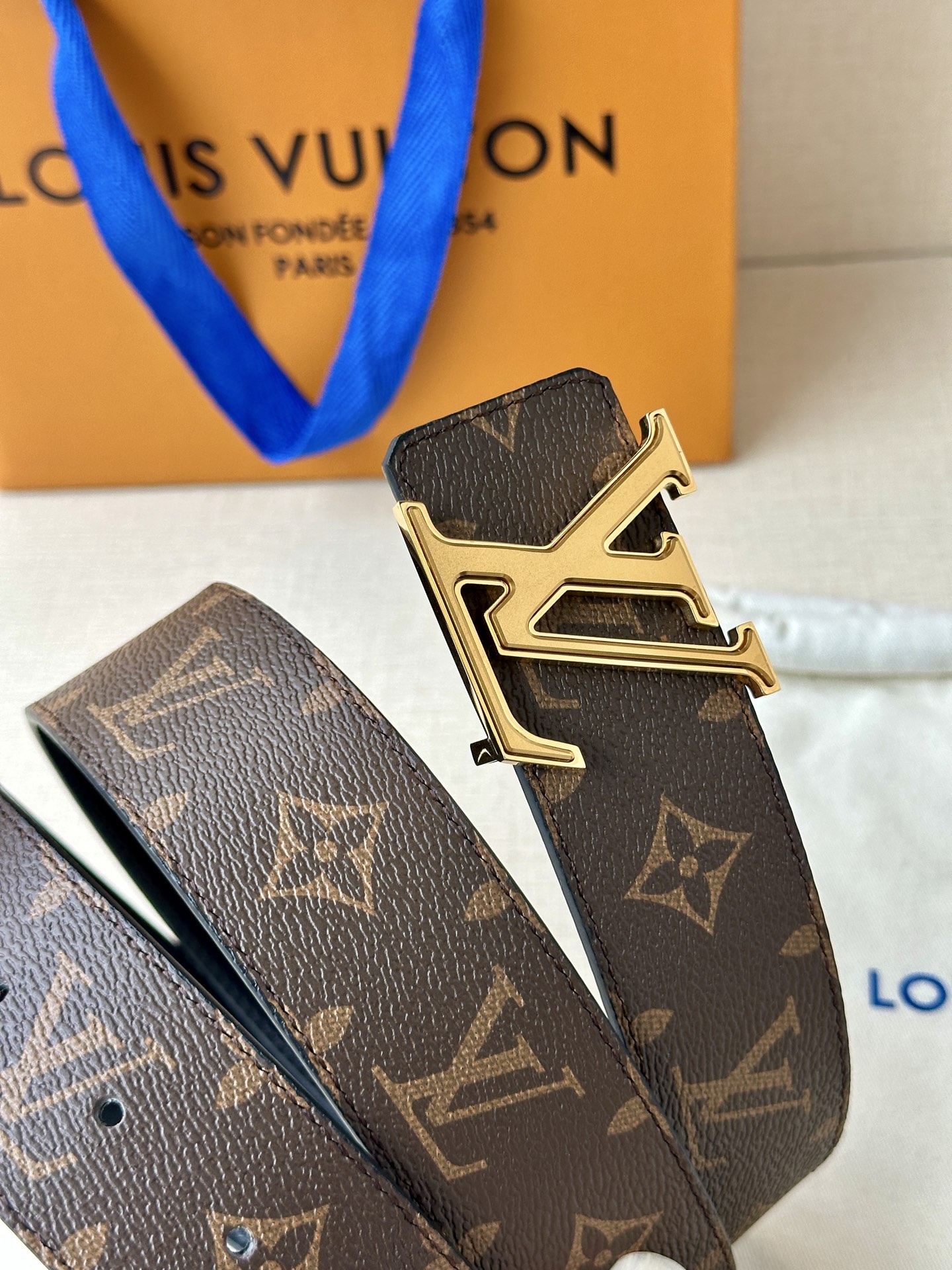 4.0宽 此款双面腰带以标志性的 LV Initiales 搭扣搭配全新 Monogram EcliPs