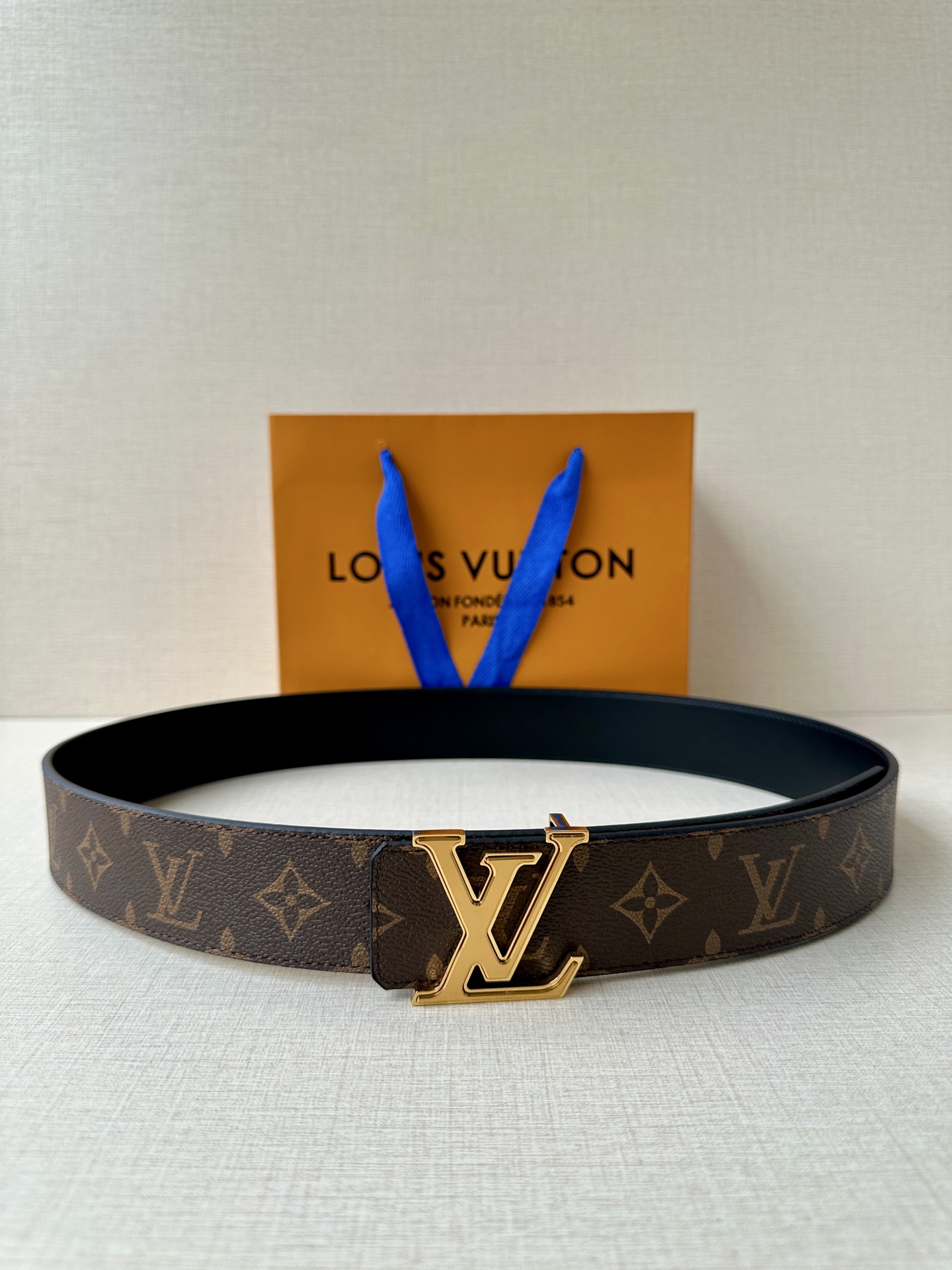 4.0宽 此款双面腰带以标志性的 LV Initiales 搭扣搭配全新 Monogram EcliPs