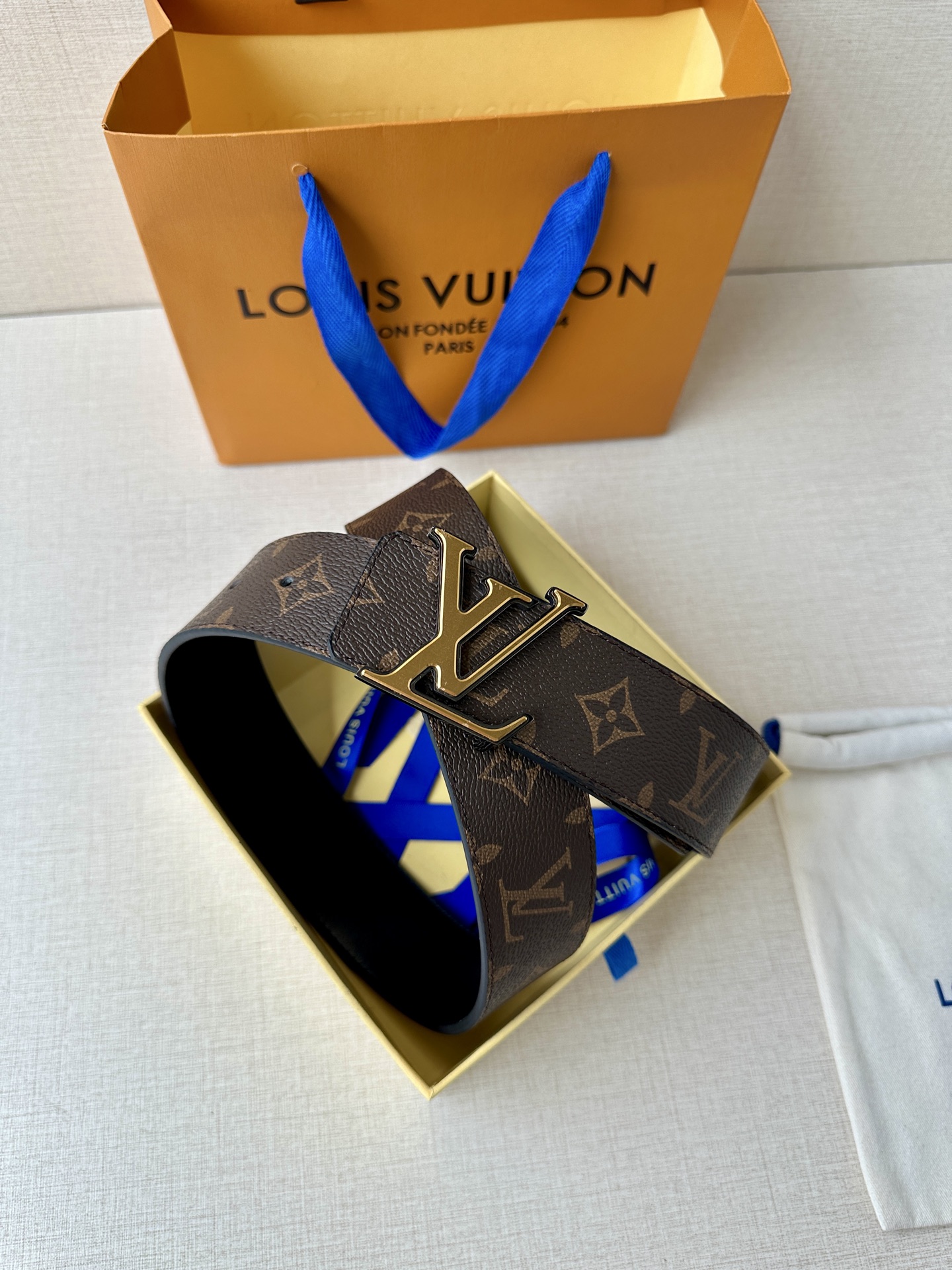 4.0宽 此款双面腰带以标志性的 LV Initiales 搭扣搭配全新 Monogram EcliPs