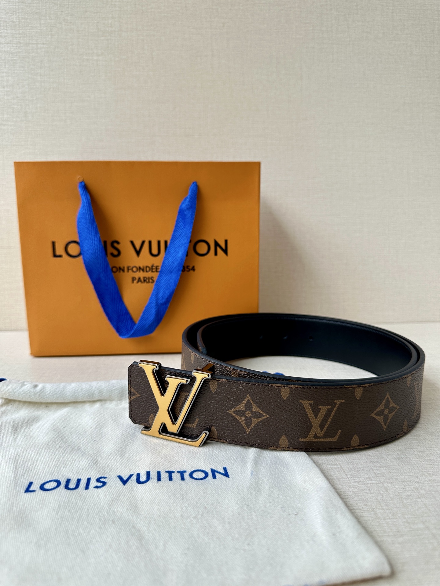 4.0宽 此款双面腰带以标志性的 LV Initiales 搭扣搭配全新 Monogram EcliPs