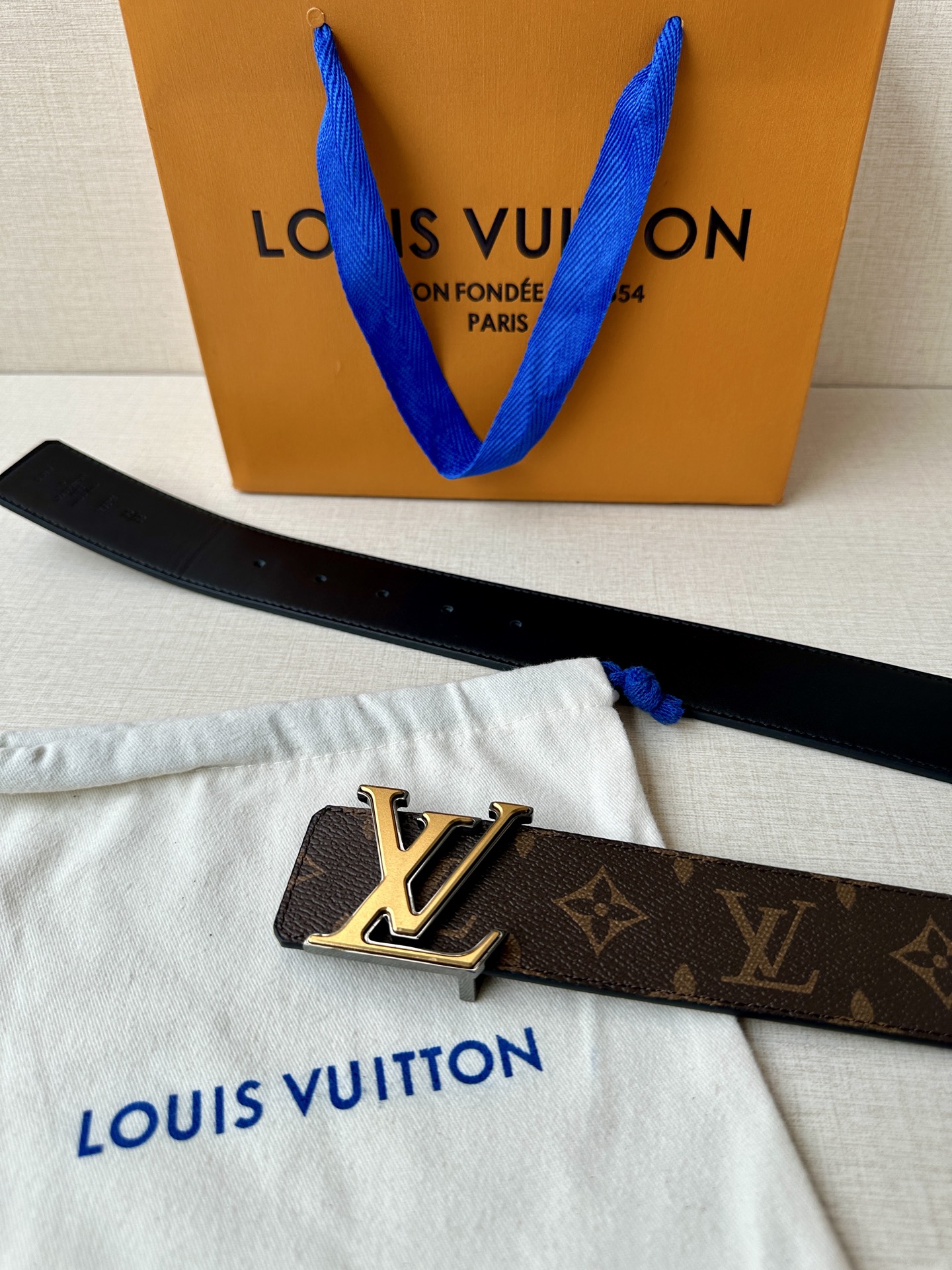 4.0宽 此款双面腰带以标志性的 LV Initiales 搭扣搭配全新 Monogram EcliPs