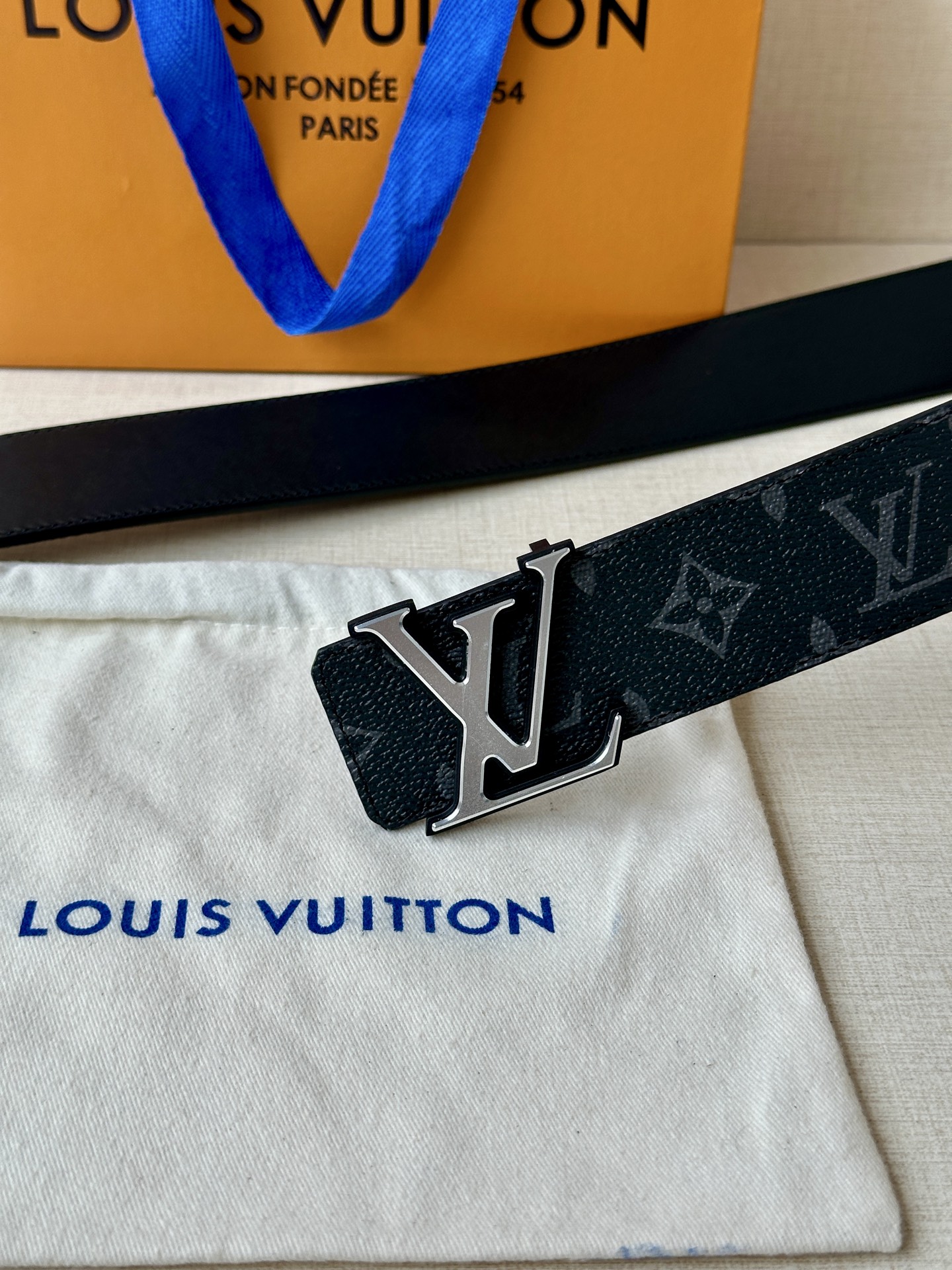 4.0宽 此款双面腰带以标志性的 LV Initiales 搭扣搭配全新 Monogram EcliPs