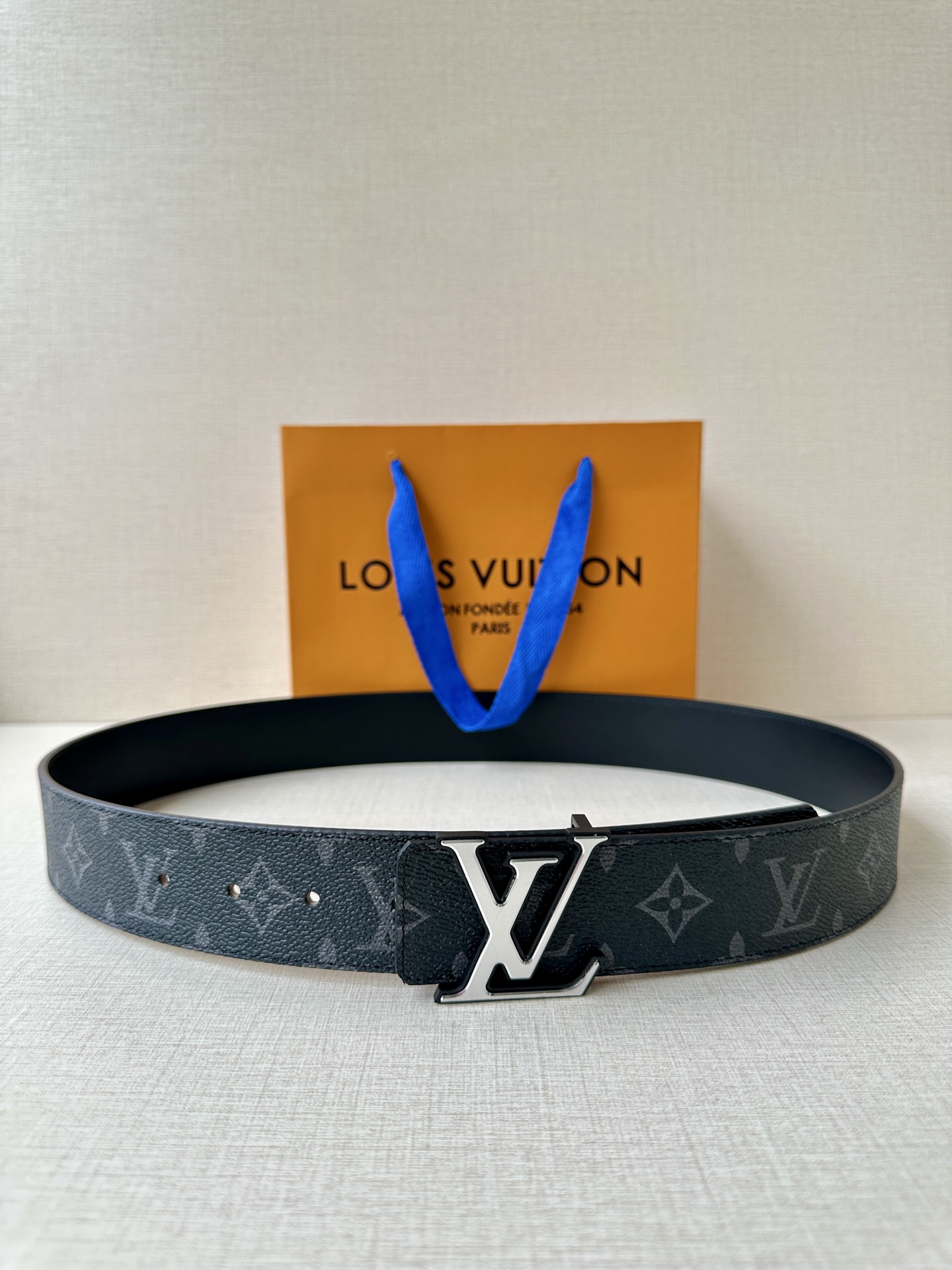 4.0宽 此款双面腰带以标志性的 LV Initiales 搭扣搭配全新 Monogram EcliPs