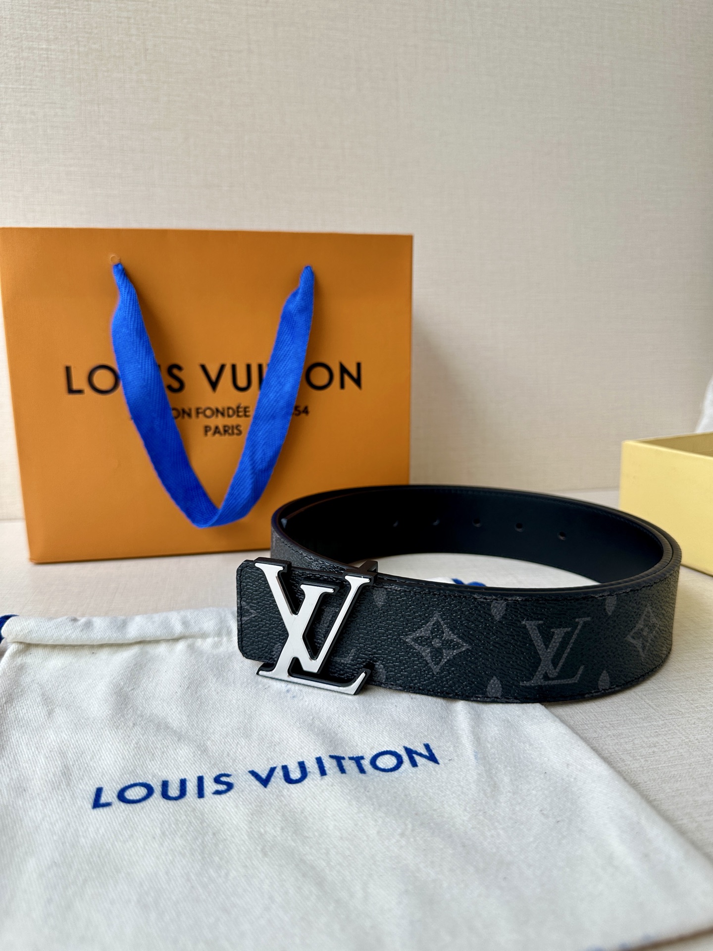 4.0宽 此款双面腰带以标志性的 LV Initiales 搭扣搭配全新 Monogram EcliPs