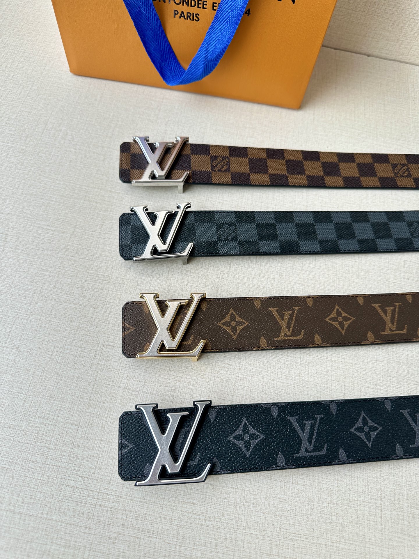 4.0宽 此款双面腰带以标志性的 LV Initiales 搭扣搭配全新 Monogram EcliPs