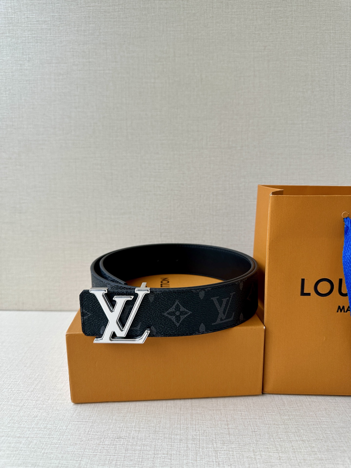 4.0宽 此款双面腰带以标志性的 LV Initiales 搭扣搭配全新 Monogram EcliPs