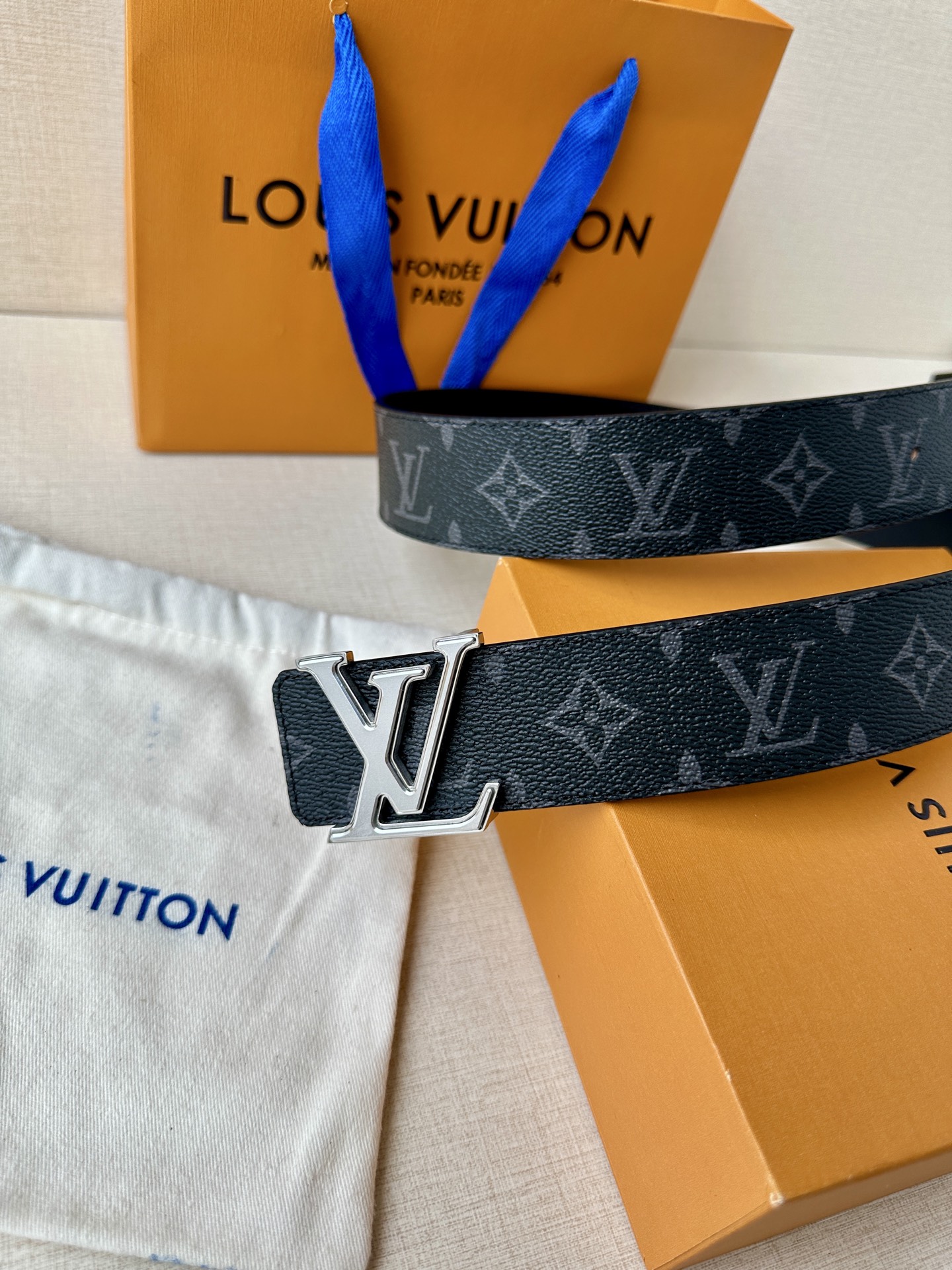 4.0宽 此款双面腰带以标志性的 LV Initiales 搭扣搭配全新 Monogram EcliPs